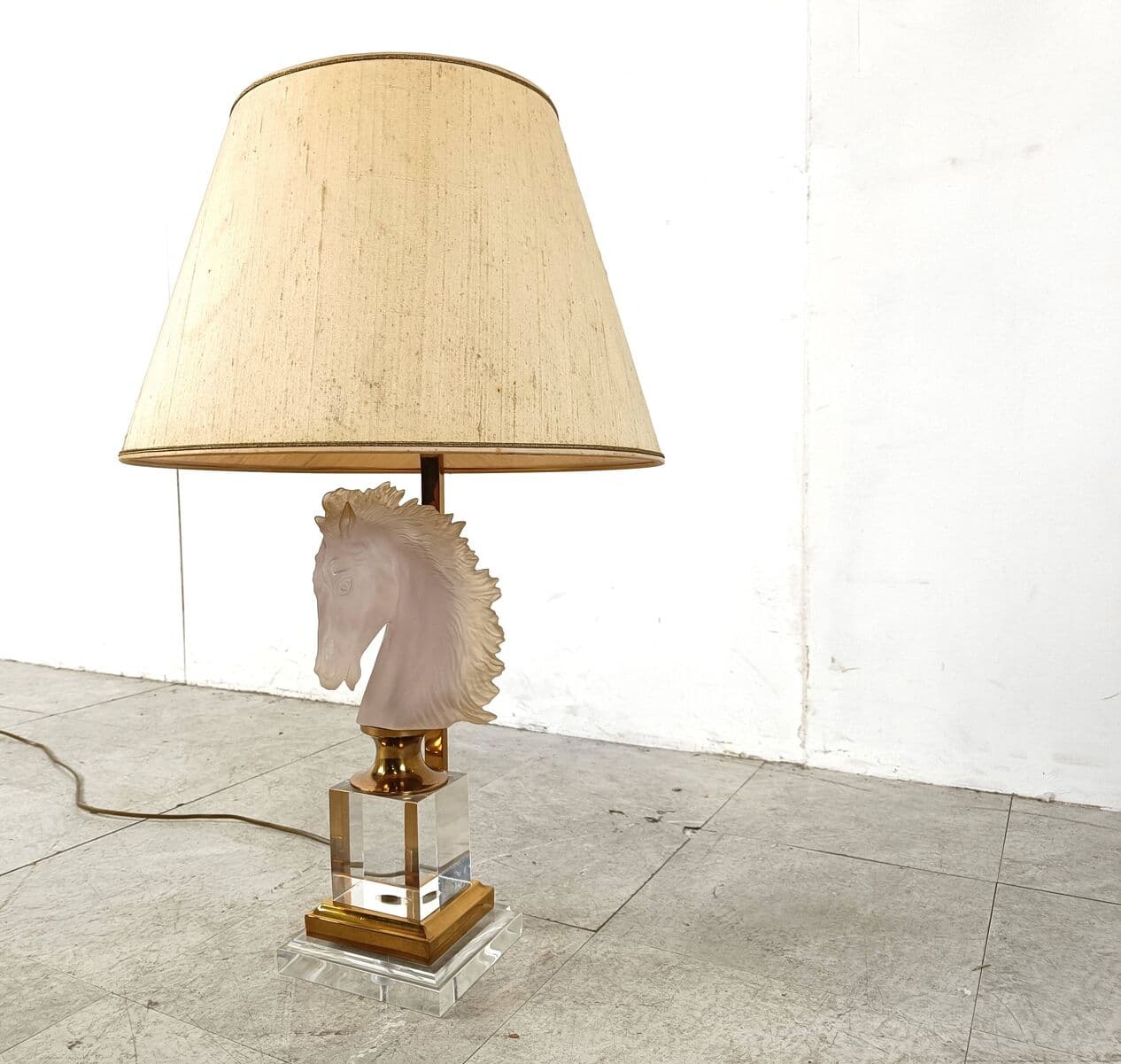 Lampa stołowa, głowa konia, szkło matowe białe, mosiądz złoty, lucyt transparentny, tkanina beżowa, Francja, lata 70. - 329780