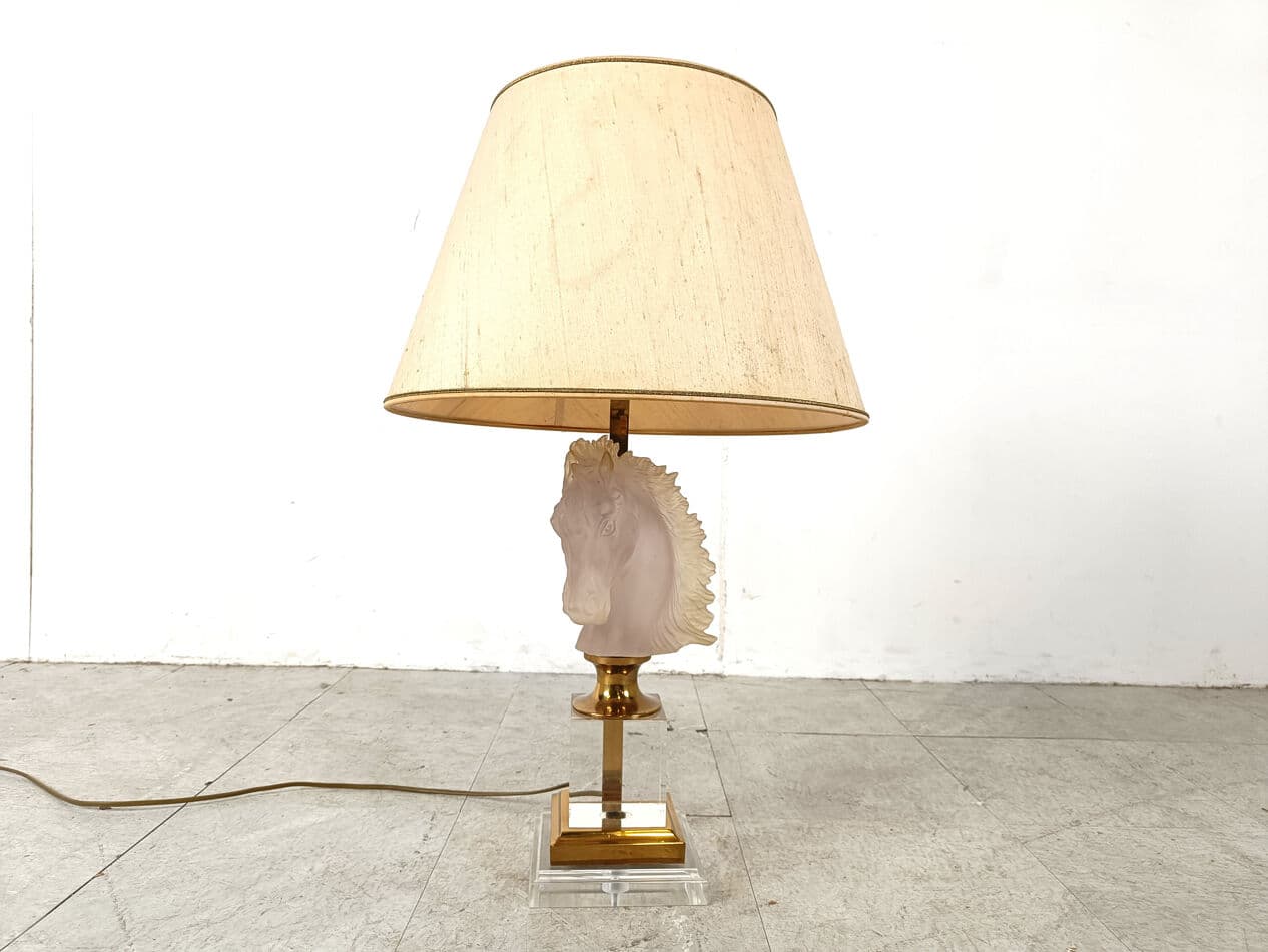 Lampa stołowa, głowa konia, szkło matowe białe, mosiądz złoty, lucyt transparentny, tkanina beżowa, Francja, lata 70. - 329783