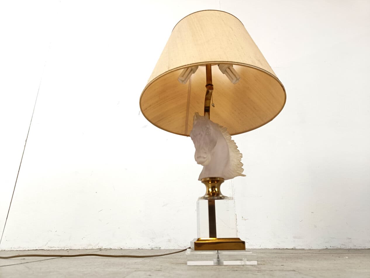 Lampa stołowa, głowa konia, szkło matowe białe, mosiądz złoty, lucyt transparentny, tkanina beżowa, Francja, lata 70. - 329778