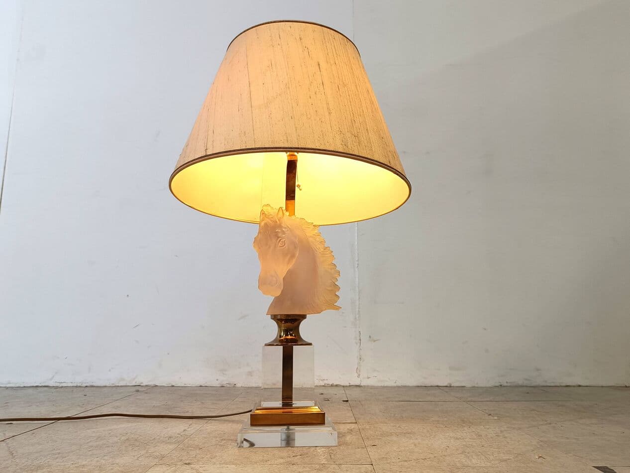 Lampa stołowa, głowa konia, szkło matowe białe, mosiądz złoty, lucyt transparentny, tkanina beżowa, Francja, lata 70. - 329785