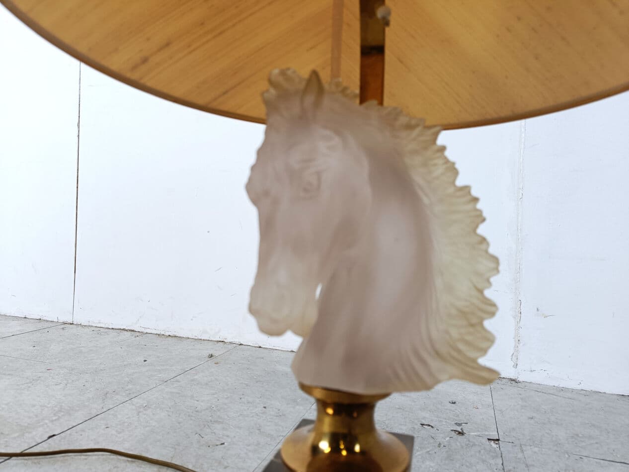 Lampa stołowa, głowa konia, szkło matowe białe, mosiądz złoty, lucyt transparentny, tkanina beżowa, Francja, lata 70. - 329781