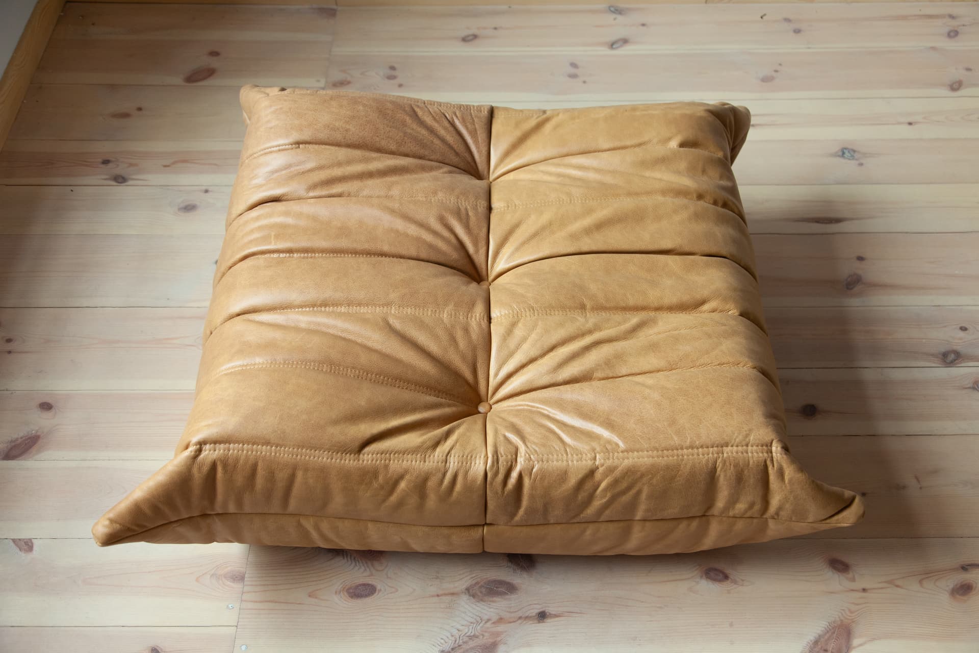 Podnóżek Togo, skóra brązowa camel (ekspozycja) - 328725