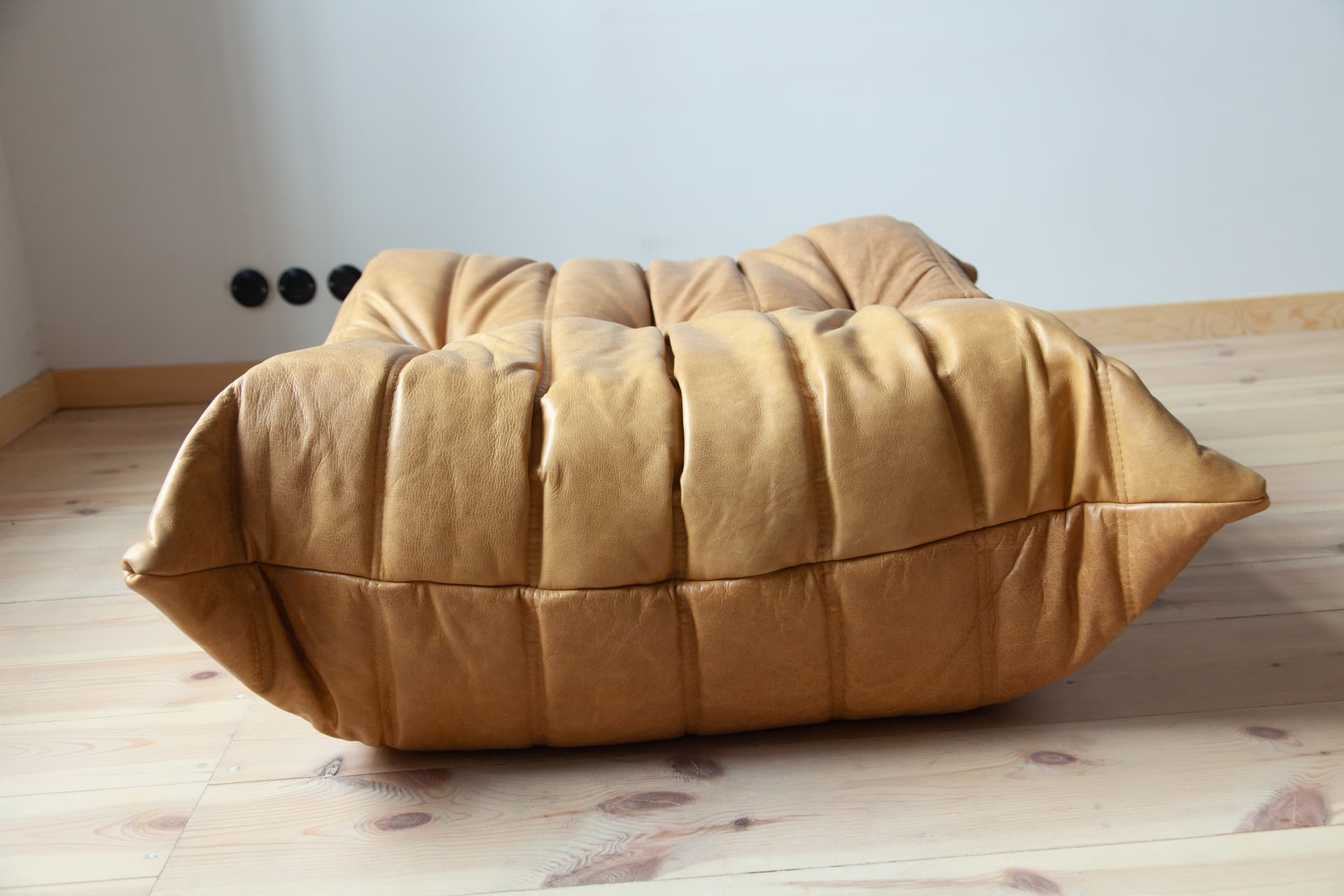 Podnóżek Togo, skóra brązowa camel (ekspozycja) - 328728
