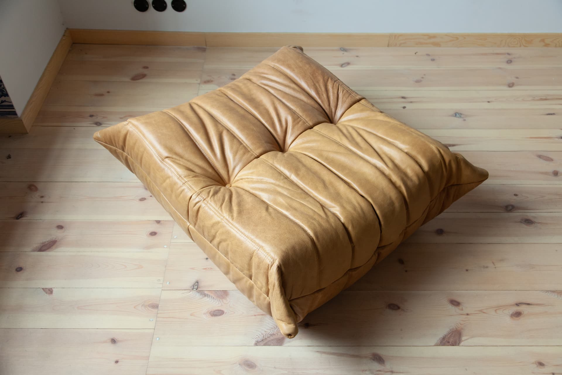 Podnóżek Togo, skóra brązowa camel (ekspozycja) - 328726