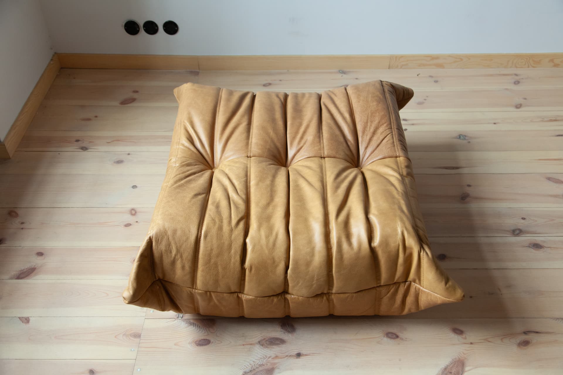 Podnóżek Togo, skóra brązowa camel (ekspozycja) - 328727
