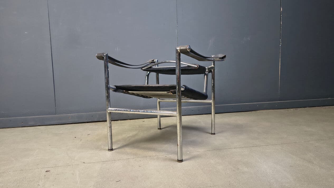 Fotel LC1, skóra bydlęca czarna, stal chromowana, proj. L. Corbusier, Cassina, Włochy, lata 70. - 329433
