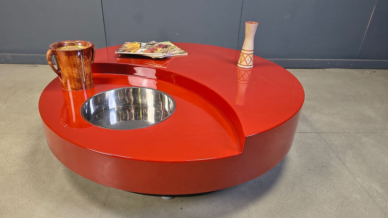 Revolving coffee table, red lacquered plastic, silver aluminium, by W. Rizzo, Italy, 1970s. - 329279