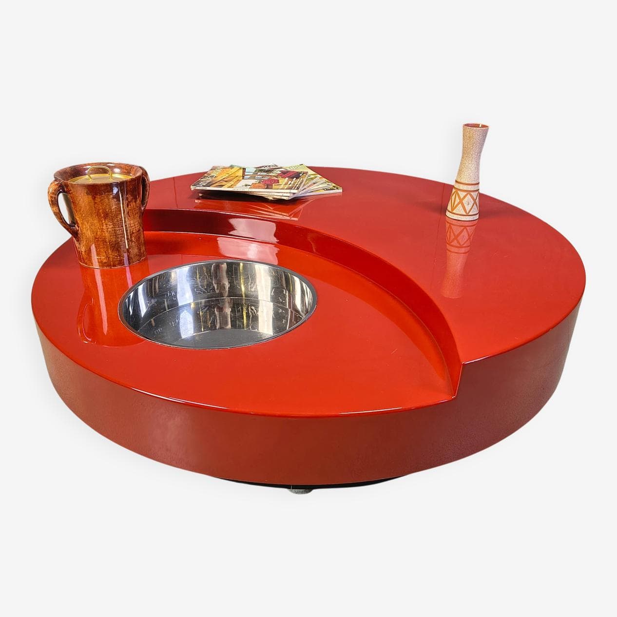 Revolving coffee table, red lacquered plastic, silver aluminium, by W. Rizzo, Italy, 1970s. - 329281