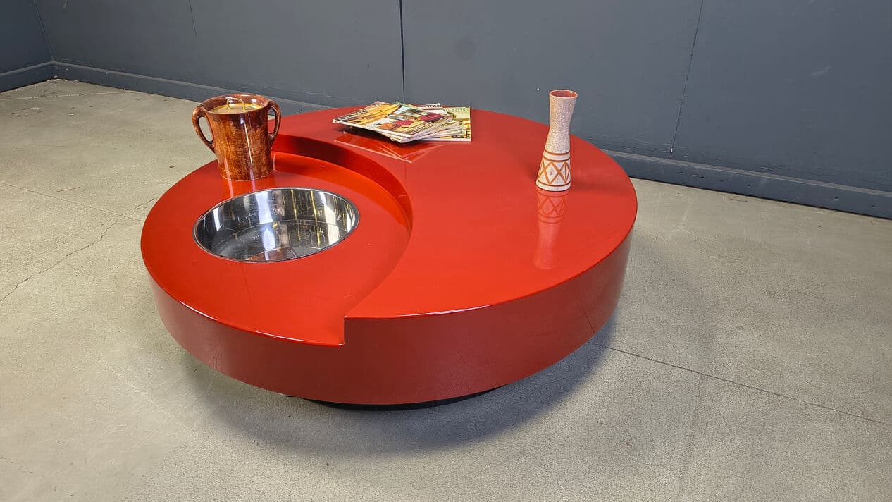 Revolving coffee table, red lacquered plastic, silver aluminium, by W. Rizzo, Italy, 1970s. - 329285