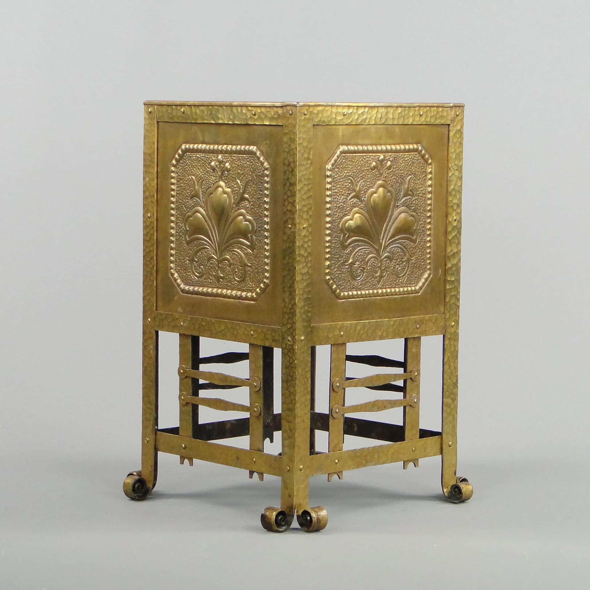Plant Stand Art Nouveau, golden brass, Austria, early 20th c. - 25000