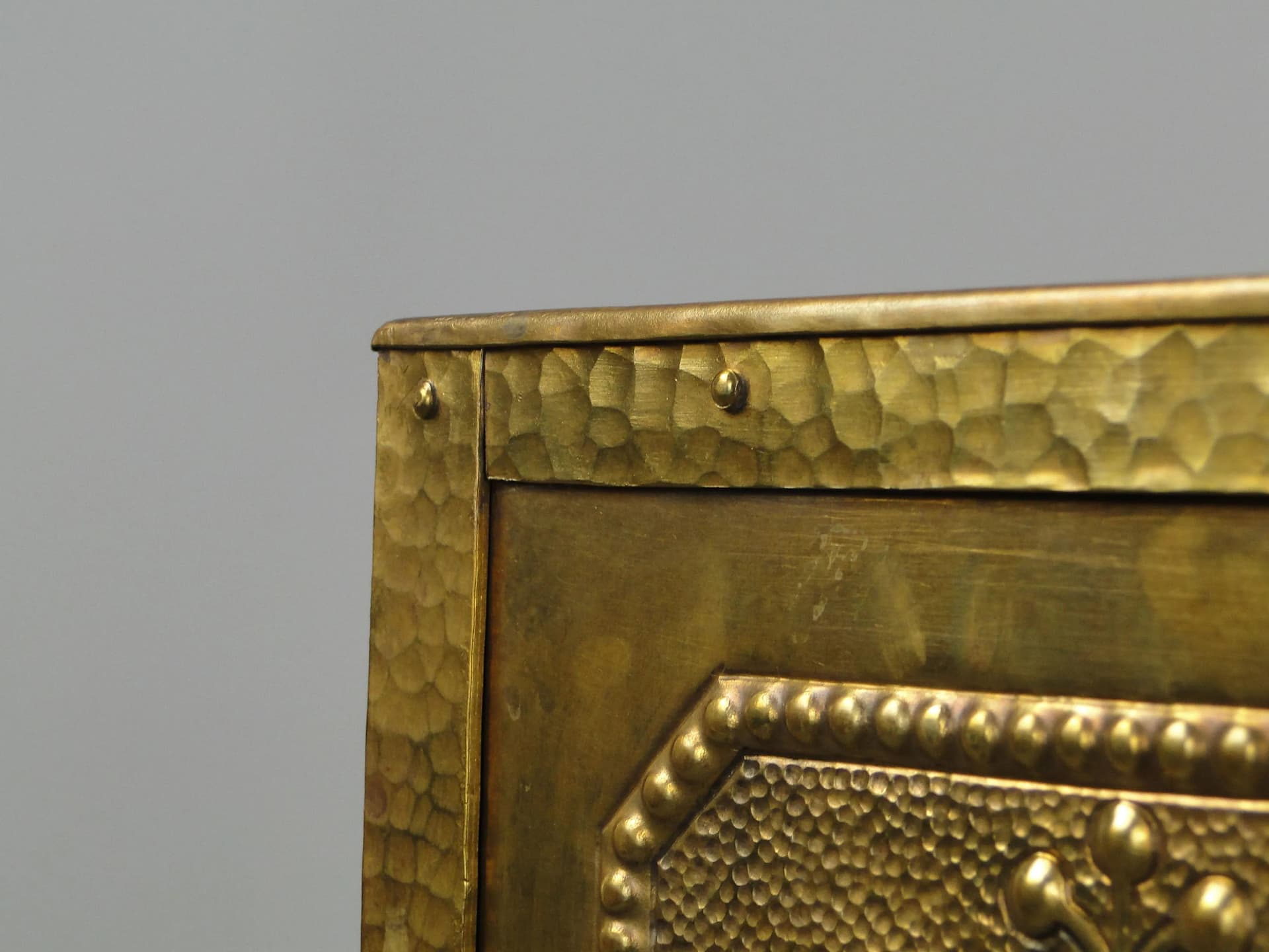 Plant Stand Art Nouveau, golden brass, Austria, early 20th c. - 25004