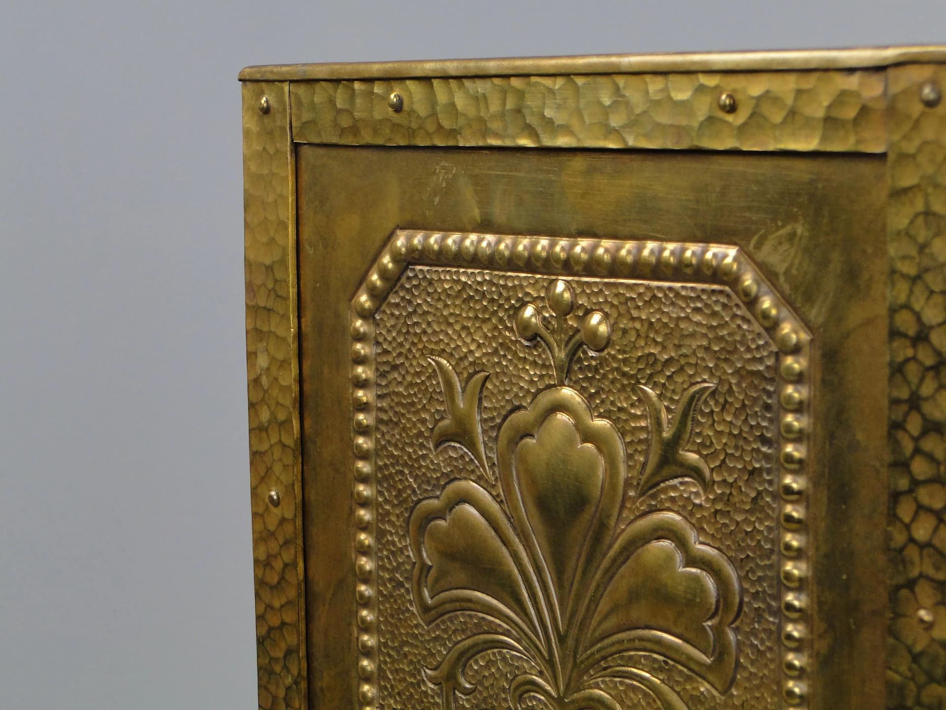 Plant Stand Art Nouveau, golden brass, Austria, early 20th c. - 25003