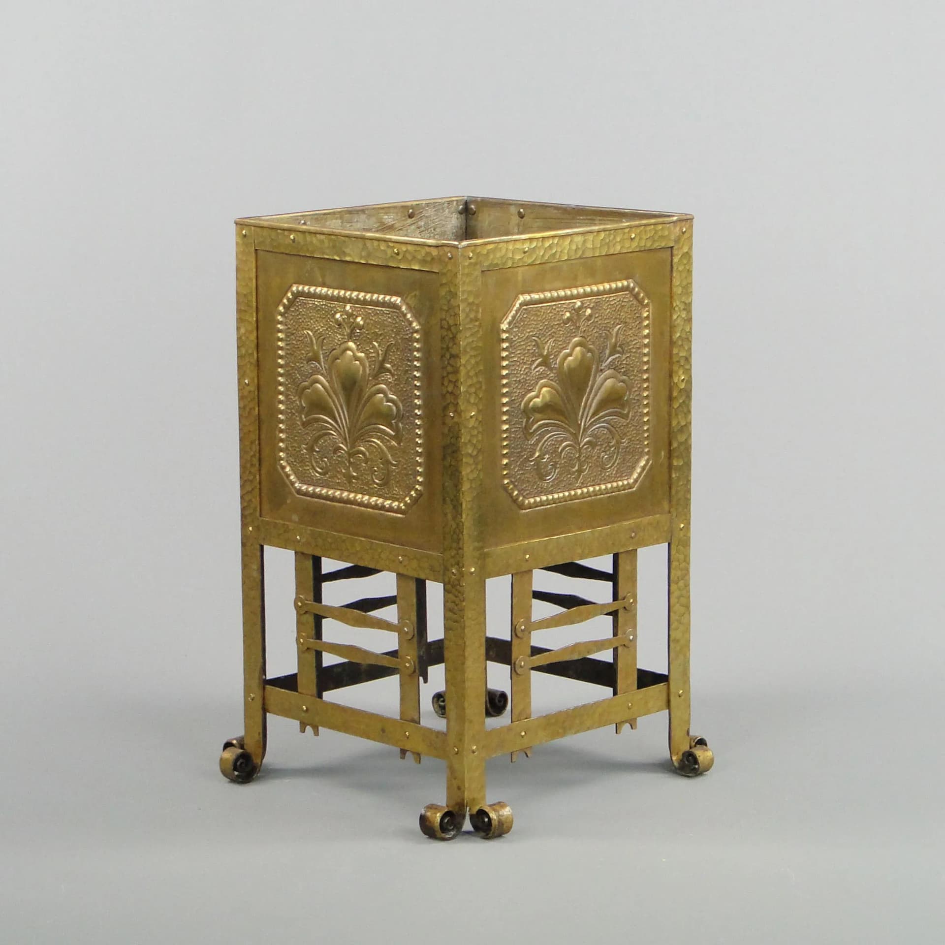 Plant Stand Art Nouveau, golden brass, Austria, early 20th c. - 25001