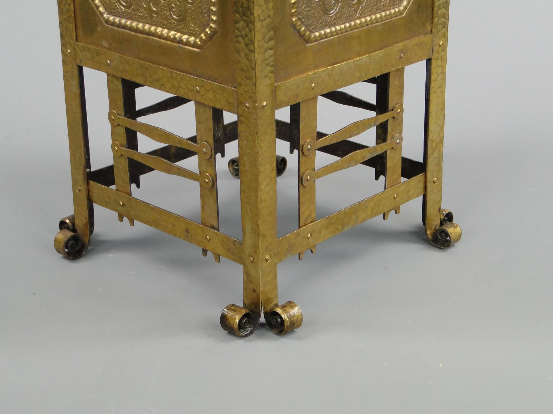 Plant Stand Art Nouveau, golden brass, Austria, early 20th c. - 25002