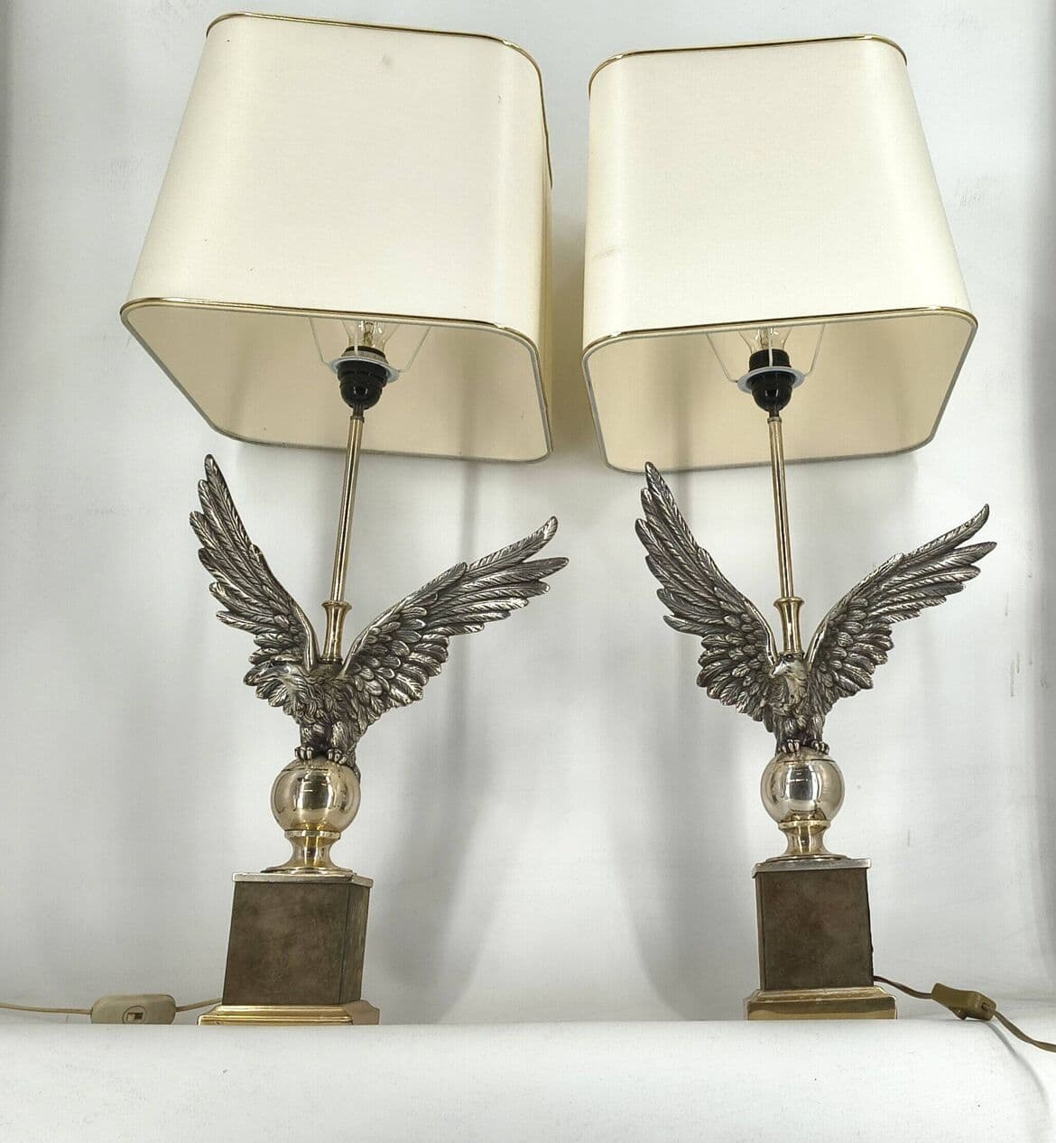 Para lamp stołowych orzeł, metal srebrny złoty, tkanina beżowa, Kanada, lata 70. - 328984