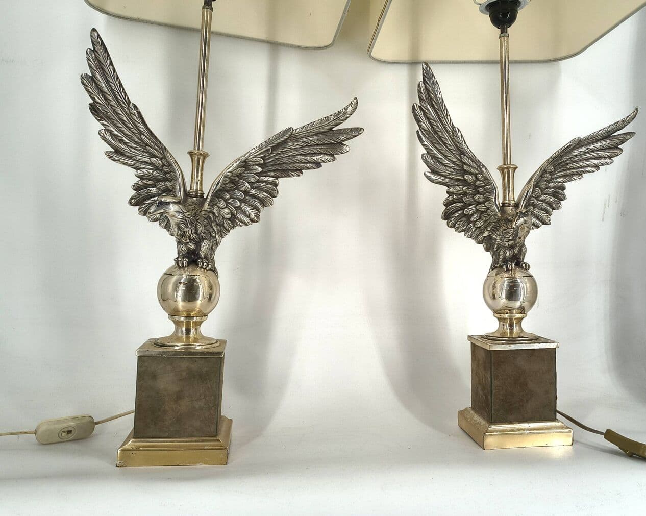 Para lamp stołowych orzeł, metal srebrny złoty, tkanina beżowa, Kanada, lata 70. - 328983
