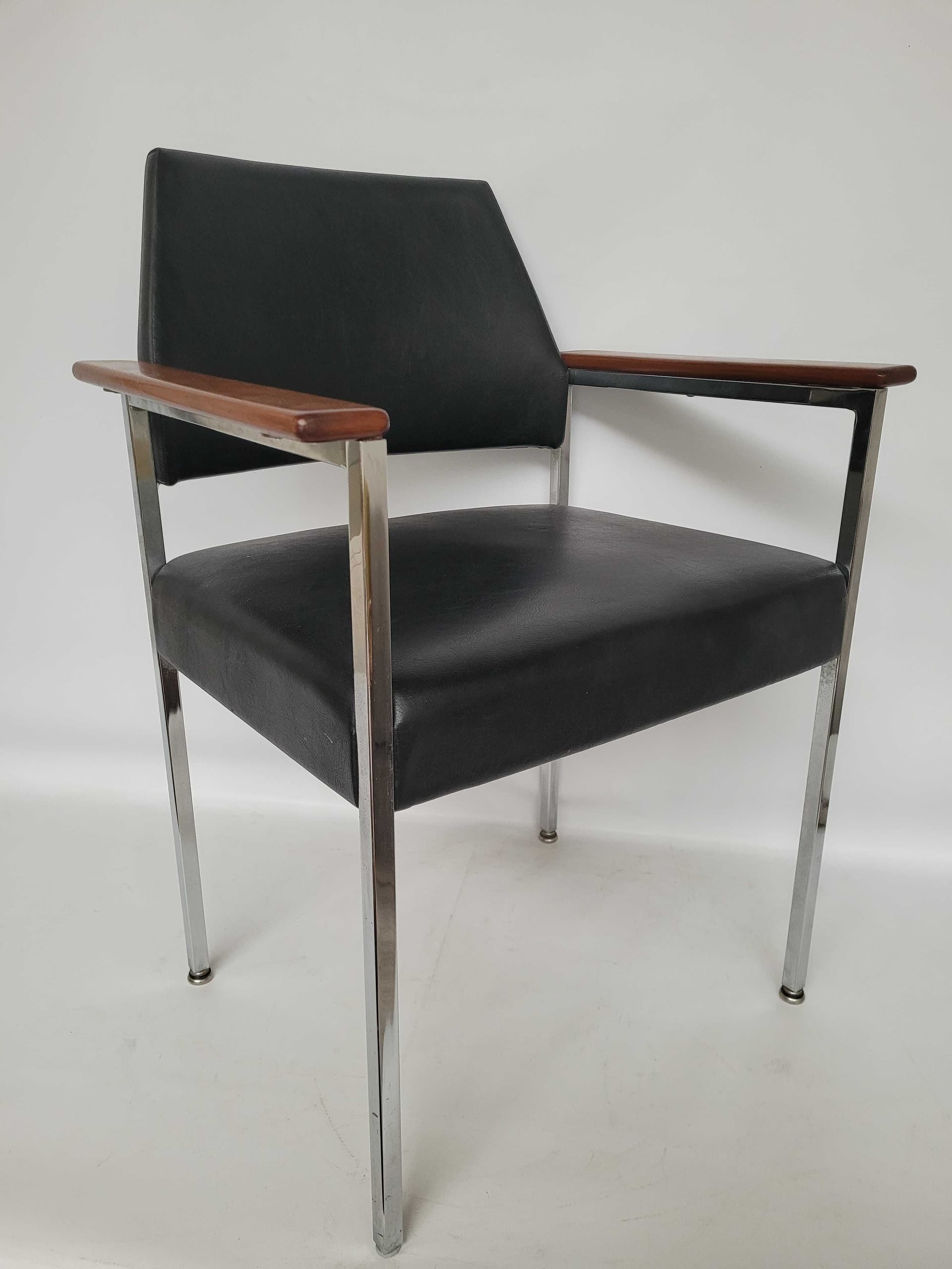 Fotel Bauhaus, skóropodobny czarny, metal chromowany srebrny, podłokietniki teak brązowy, lata 60. - 332384