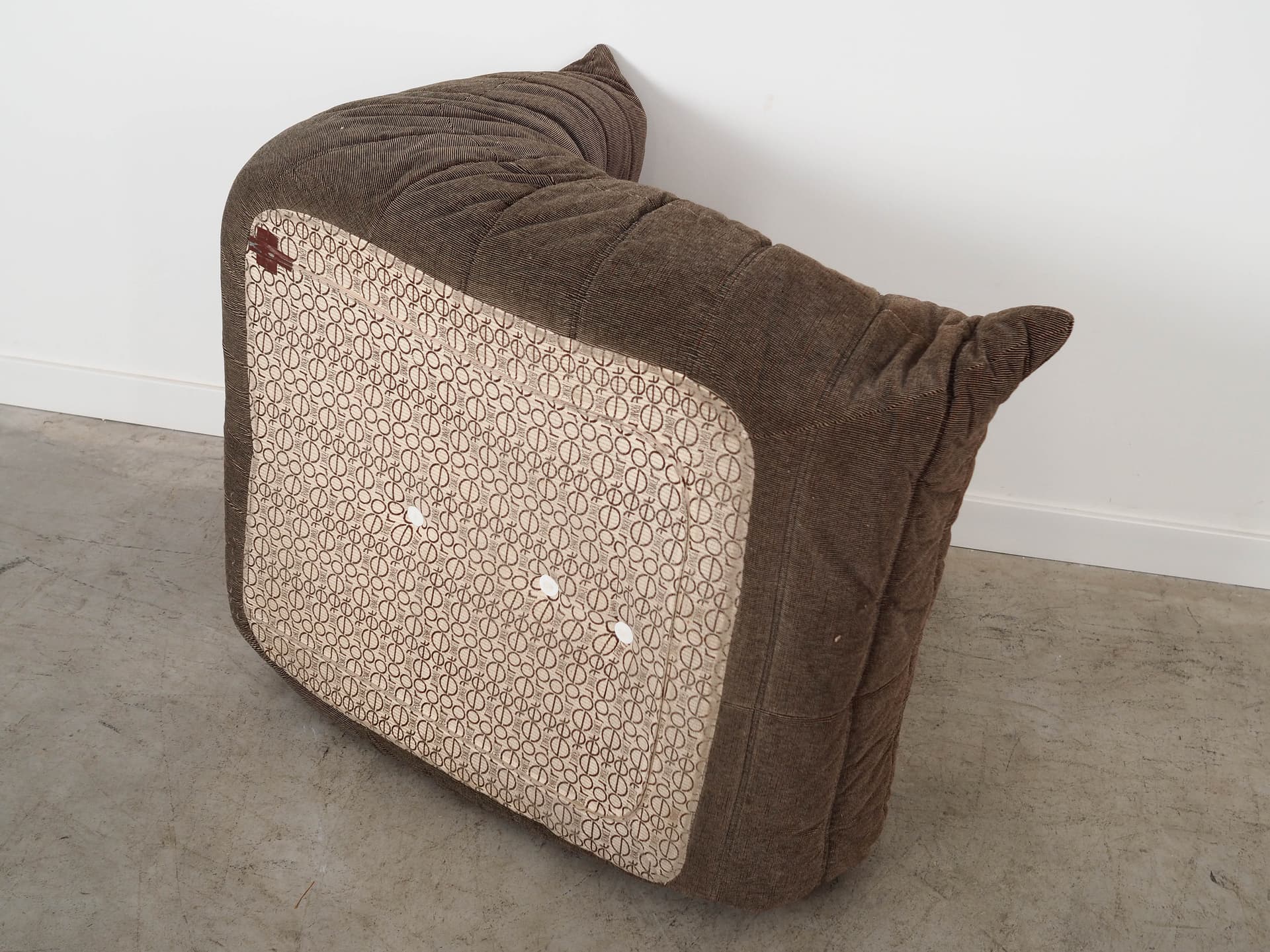 Fotel Togo, sztruks brązowy, proj. M. Ducaroy, Ligne Roset, Francja, lata 70. - 332907