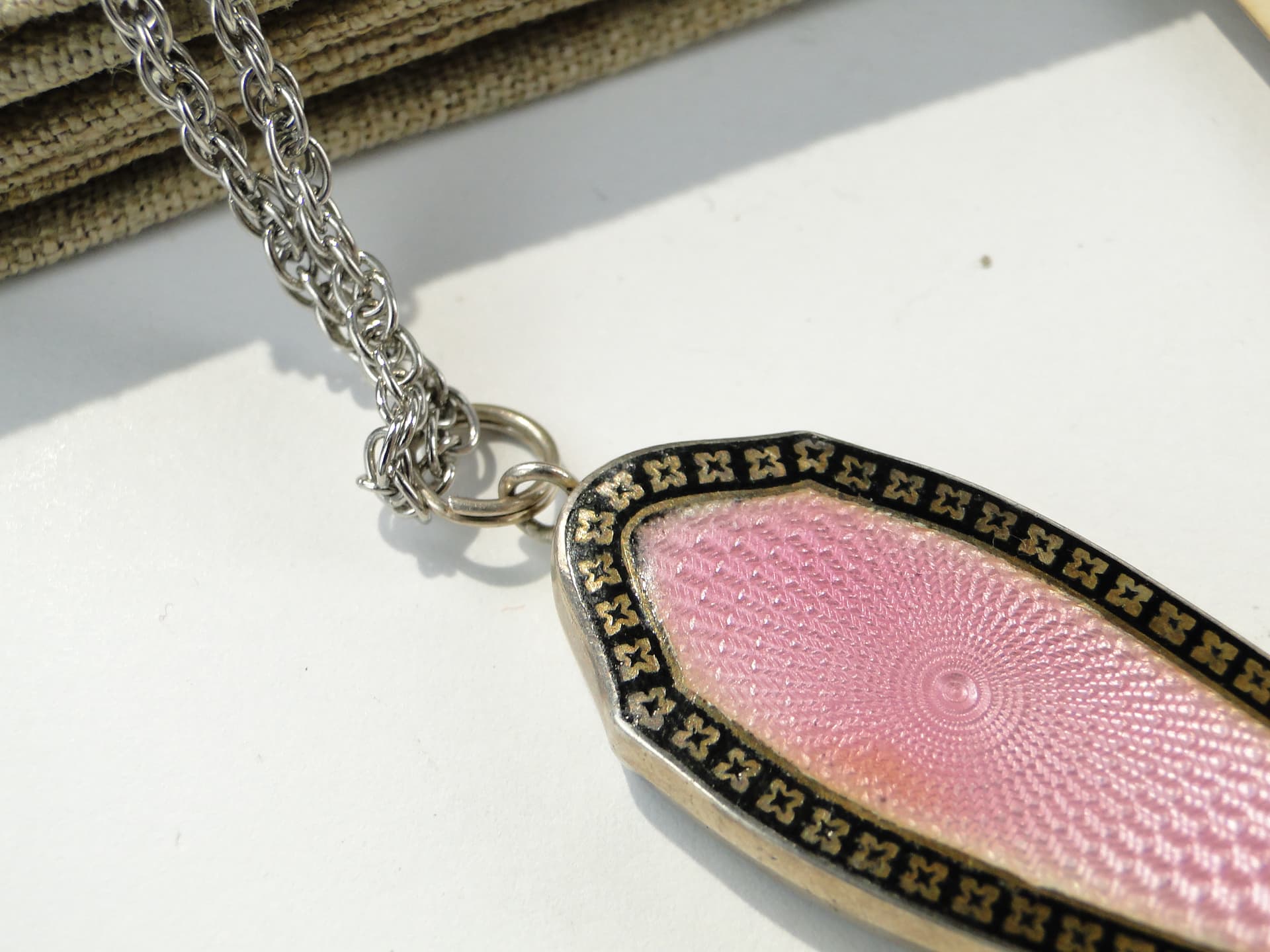 Magnifying Glass Pendant, Art Deco, silver pink enamel, France, early 20th c. - 332970