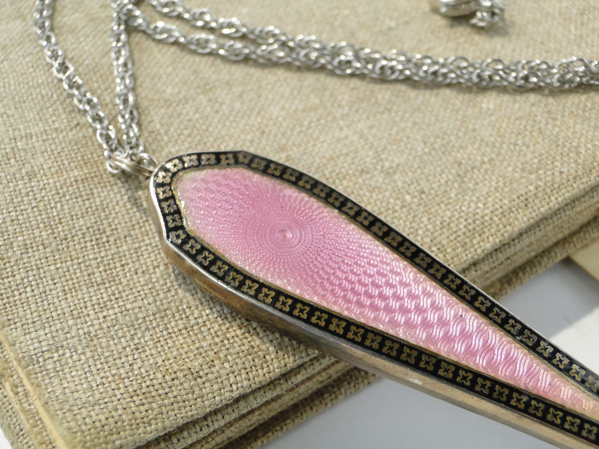 Magnifying Glass Pendant, Art Deco, silver pink enamel, France, early 20th c. - 332966