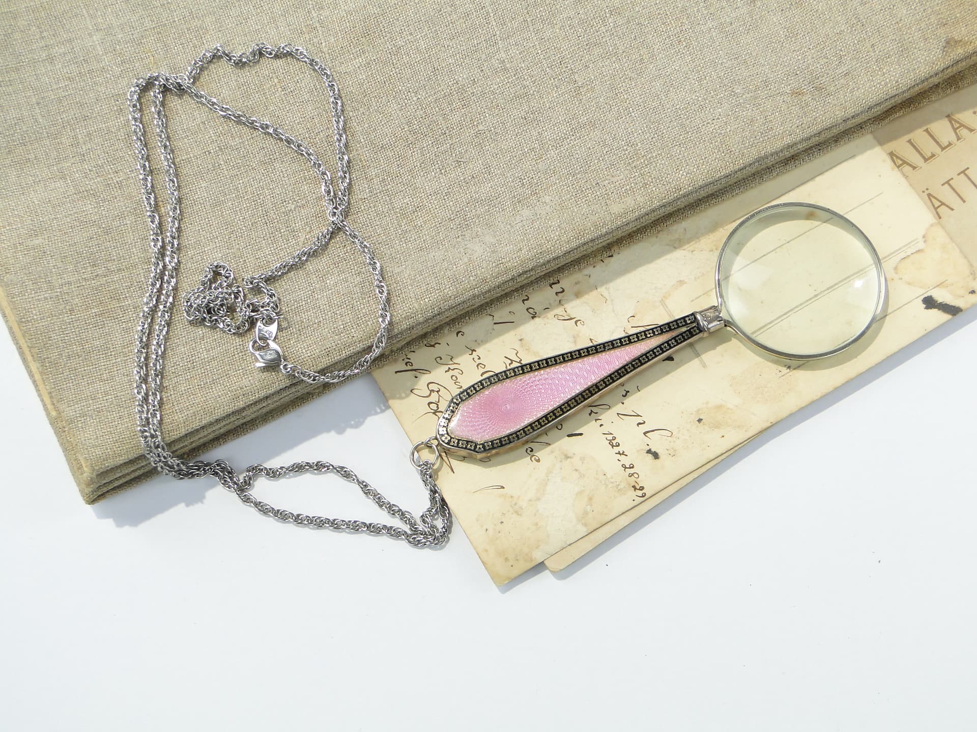 Magnifying Glass Pendant, Art Deco, silver pink enamel, France, early 20th c. - 332963