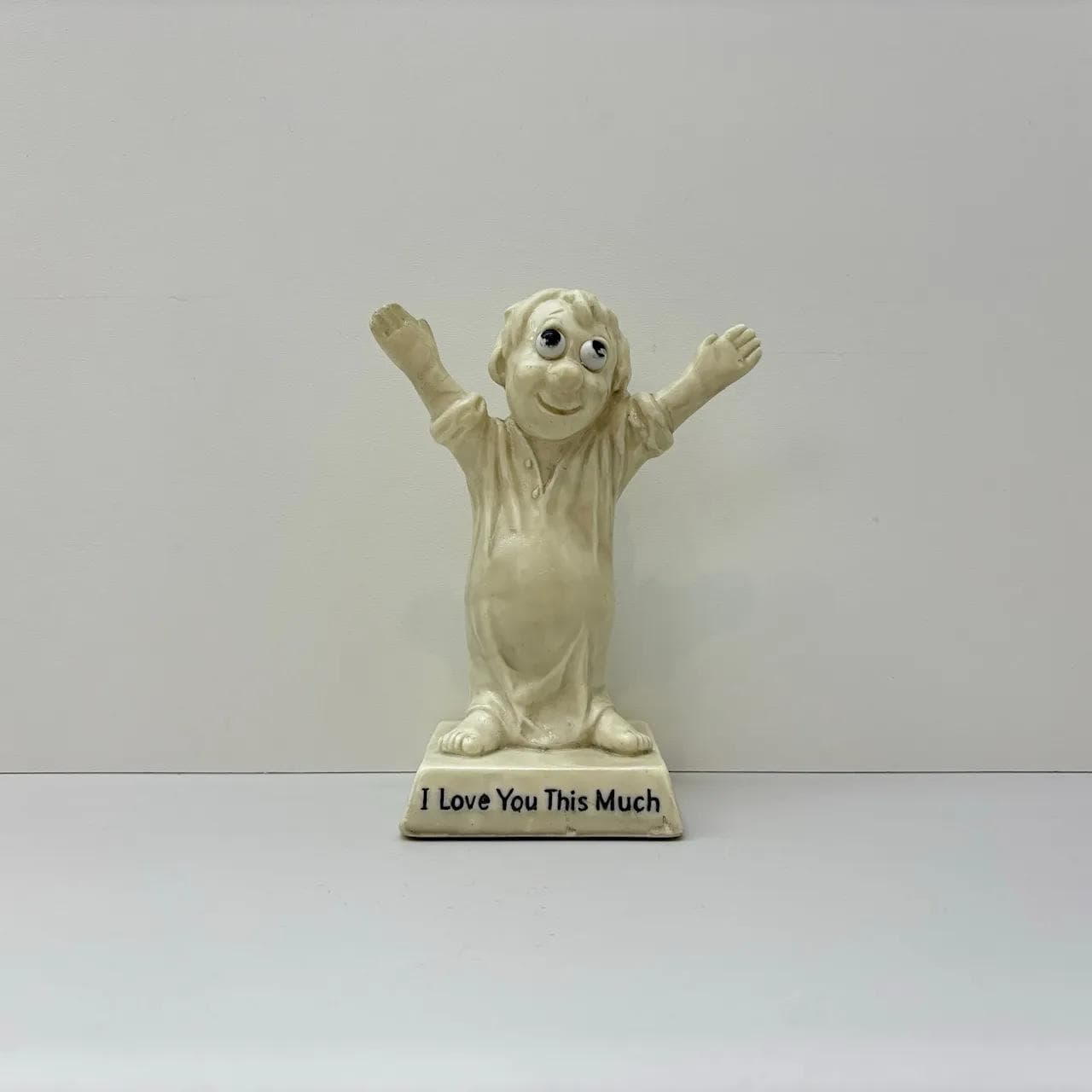 Figurka I Love You This Much, ivory white, plastik, W & R Berries CO, USA, lata 70. - 24877