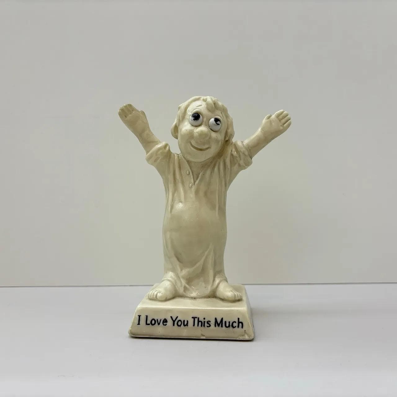 Figurka I Love You This Much, ivory white, plastik, W & R Berries CO, USA, lata 70. - 24881