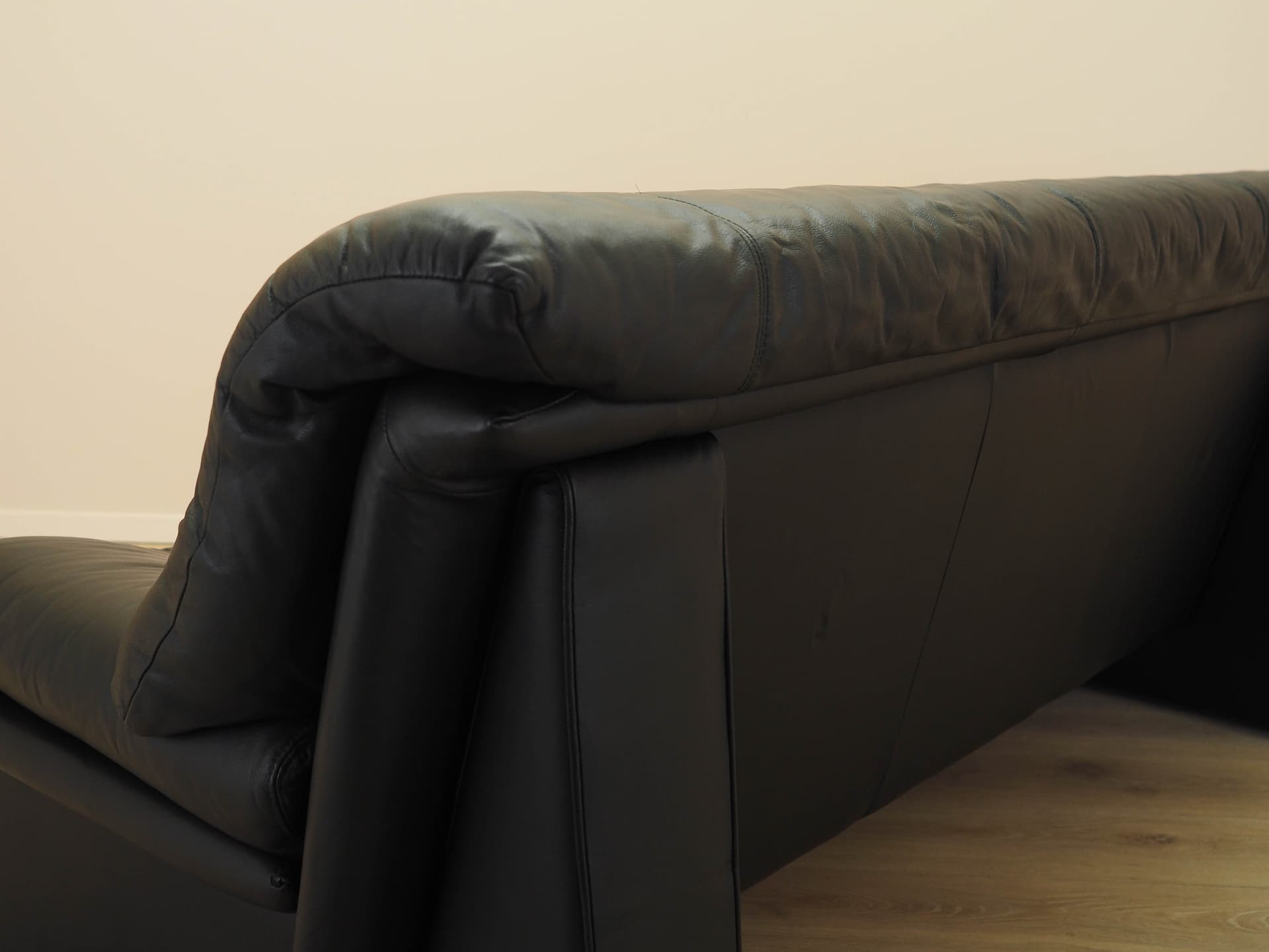 Sofa, black leather, Italy, 1960s. - 332996