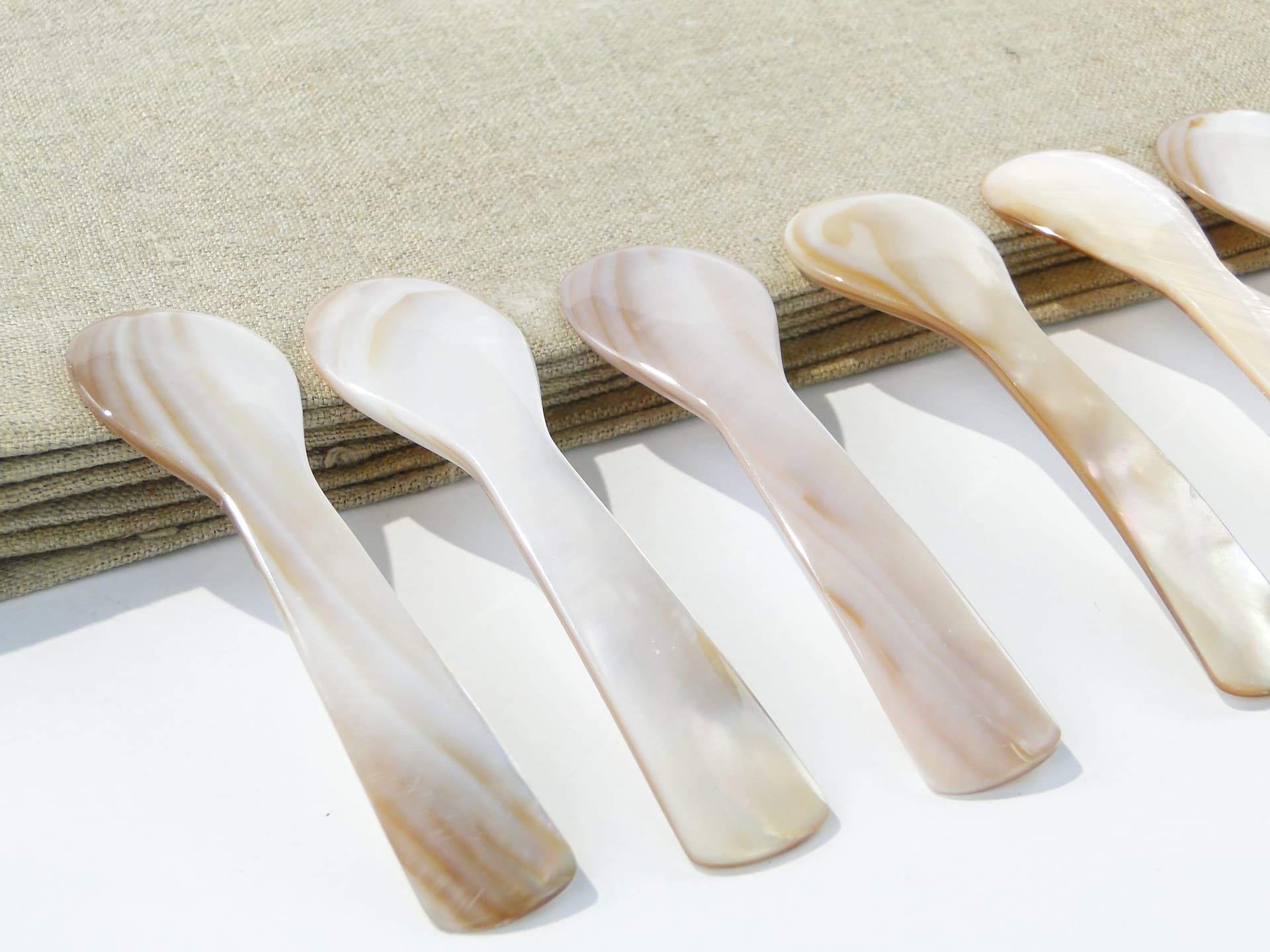Set of caviar spoons, white mother-of-pearl, South Asia, early 20th c. - 333119