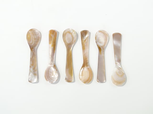 Set of caviar spoons, white mother-of-pearl, South Asia, early 20th c. - DIMENSION