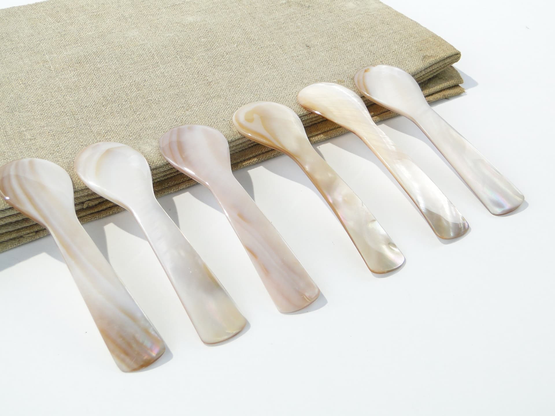 Set of caviar spoons, white mother-of-pearl, South Asia, early 20th c. - 333120