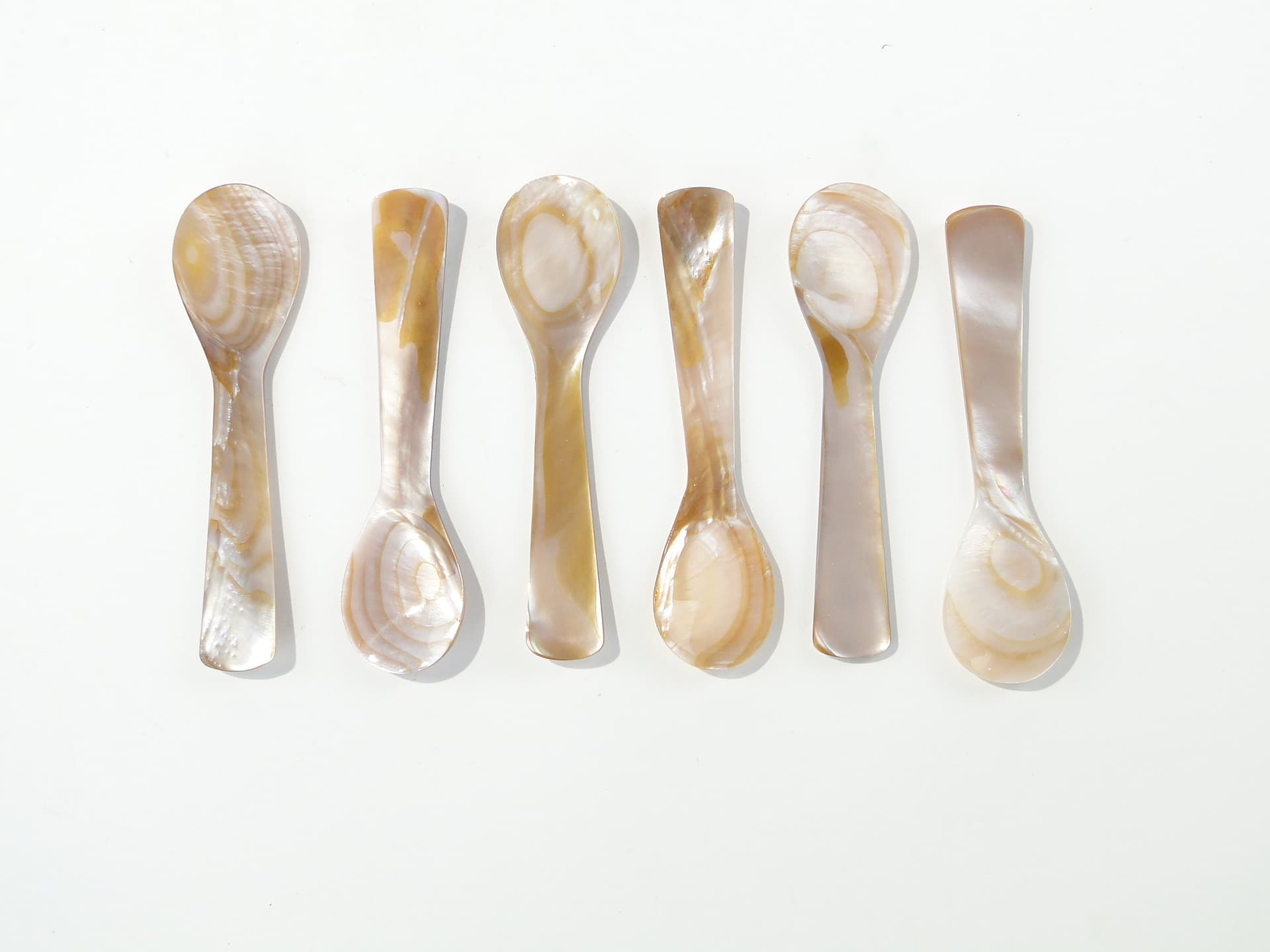 Set of caviar spoons, white mother-of-pearl, South Asia, early 20th c. - 333122