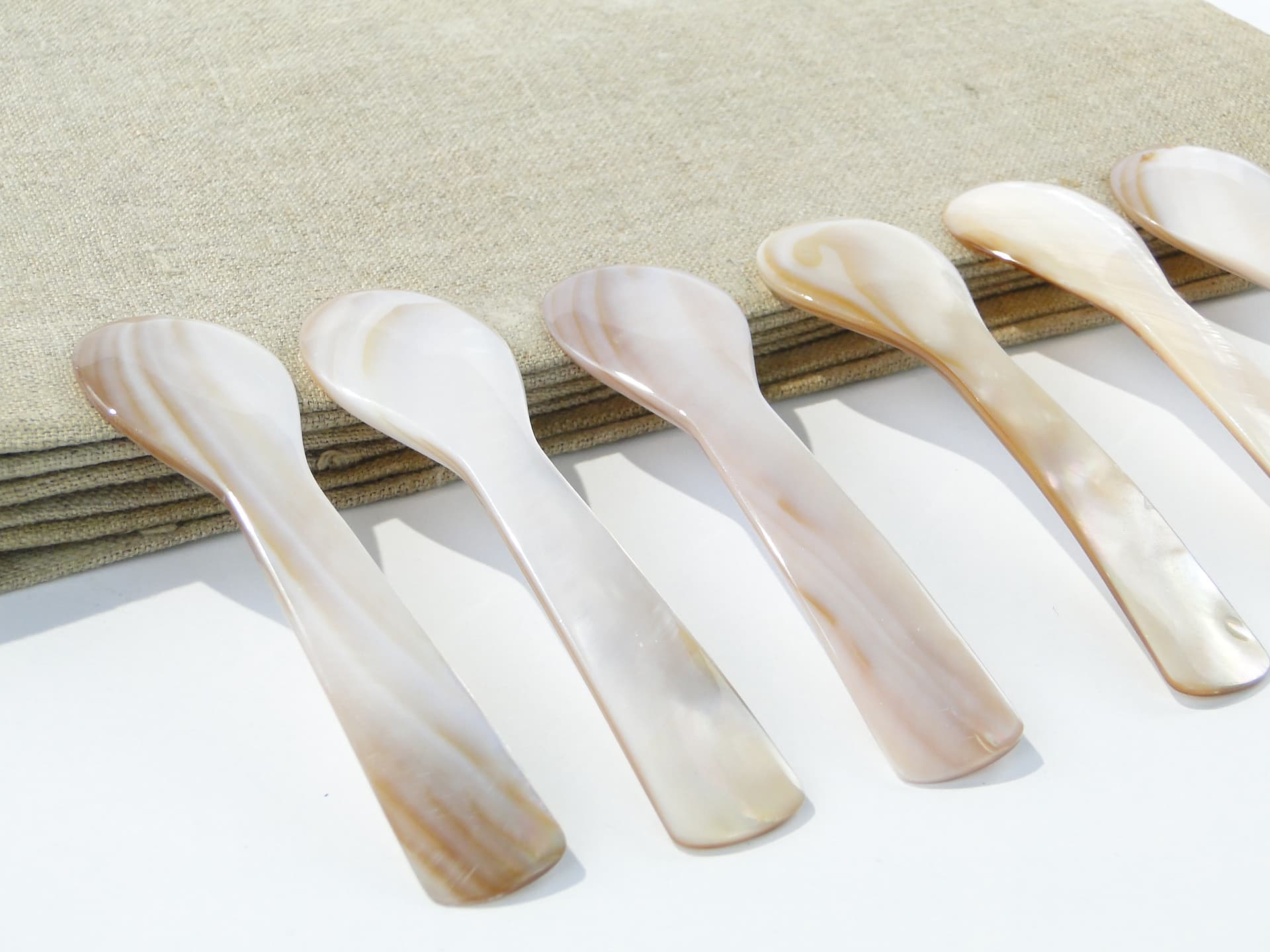 Set of caviar spoons, white mother-of-pearl, South Asia, early 20th c. - 333118