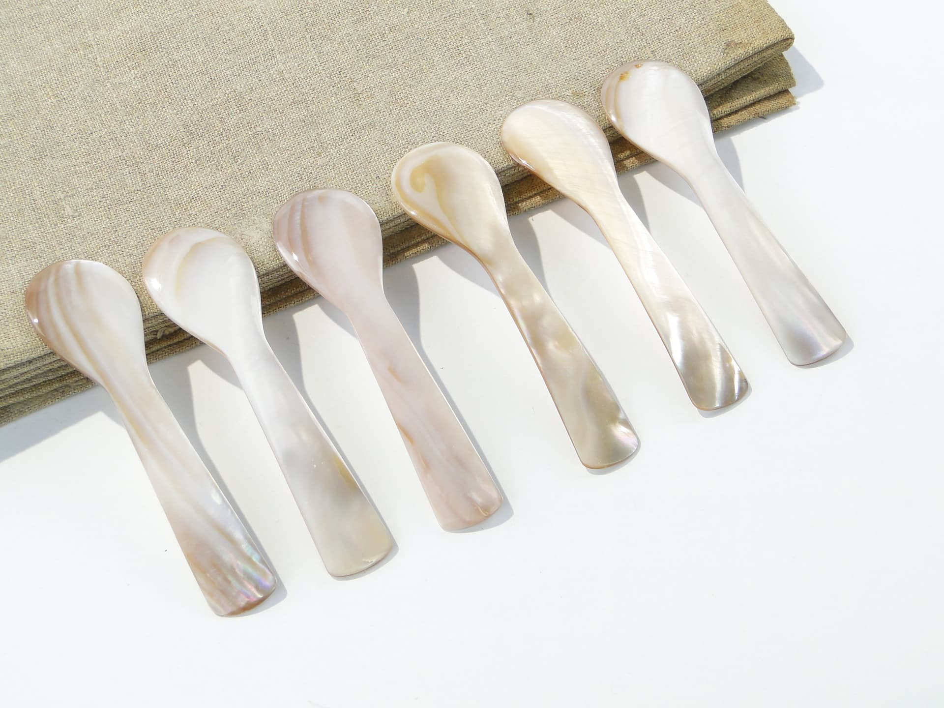 Set of caviar spoons, white mother-of-pearl, South Asia, early 20th c. - 333117
