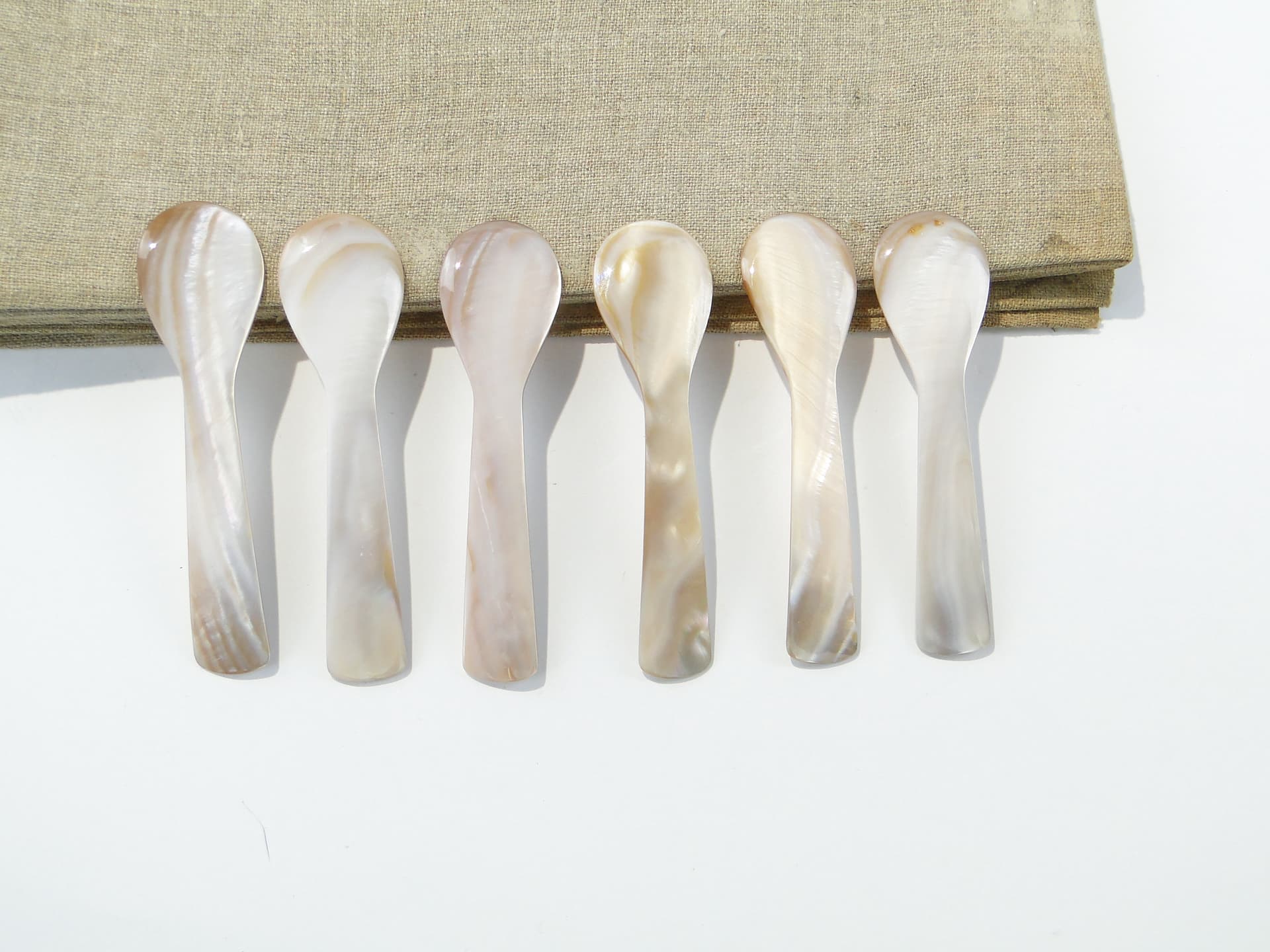 Set of caviar spoons, white mother-of-pearl, South Asia, early 20th c. - 333121