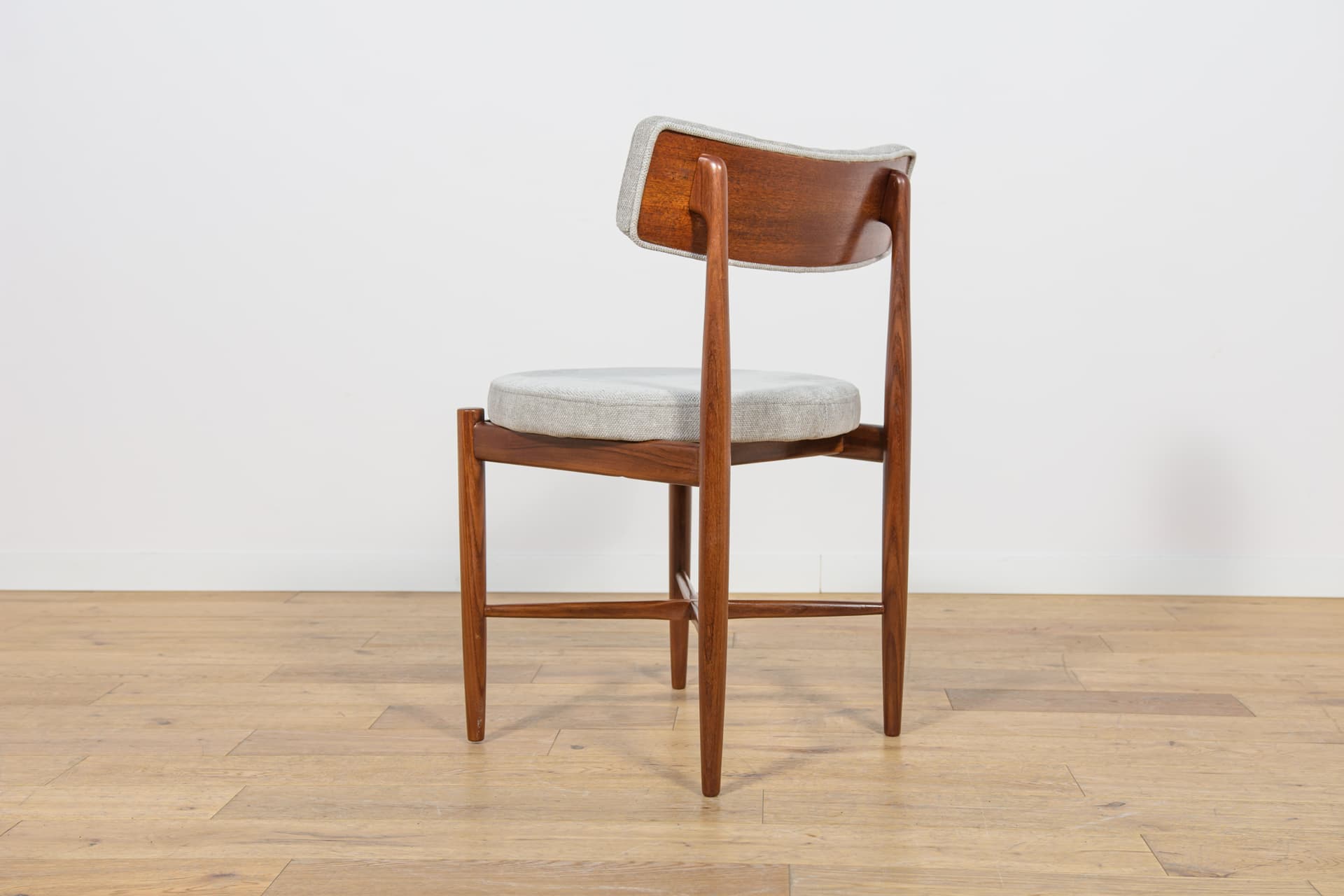 Set of eight chairs, grey, brown teak, by I. Kofod-Larsen, G-Plan, United Kingdom, 1960s. - 333222