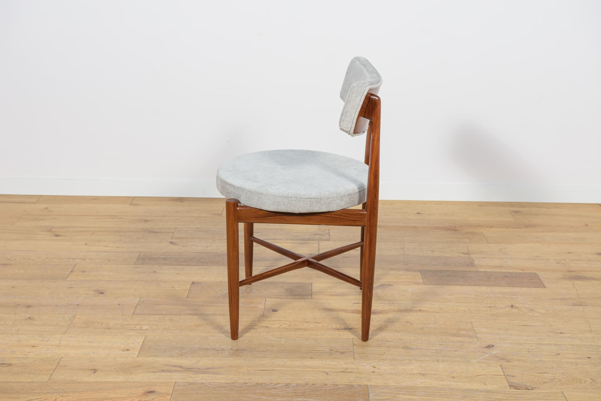 Set of eight chairs, grey, brown teak, by I. Kofod-Larsen, G-Plan, United Kingdom, 1960s. - 333219