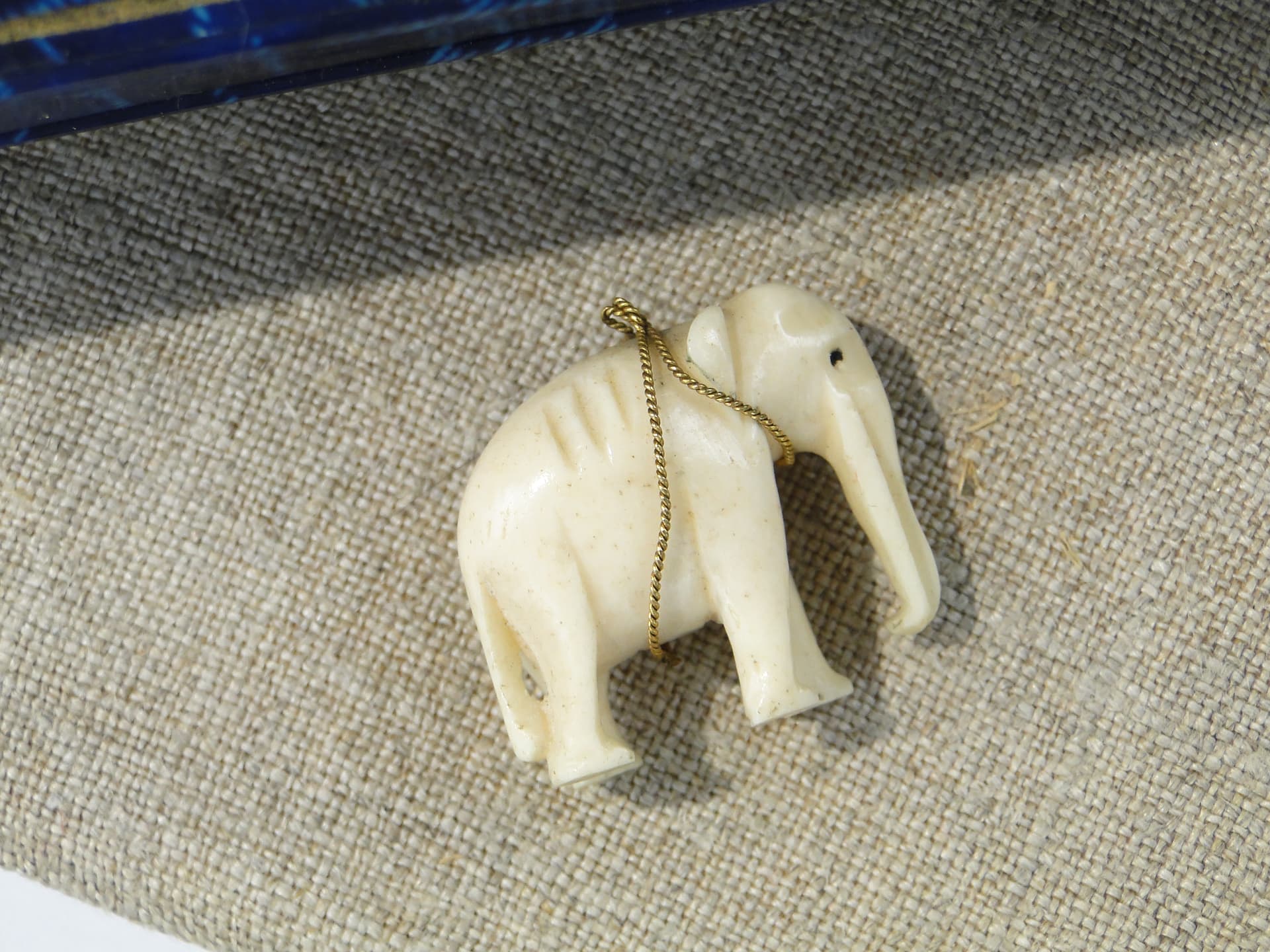 Colonial Elephant Pendant, beige bone, gold-plated wire, India/United Kingdom, 19th c. - 333229