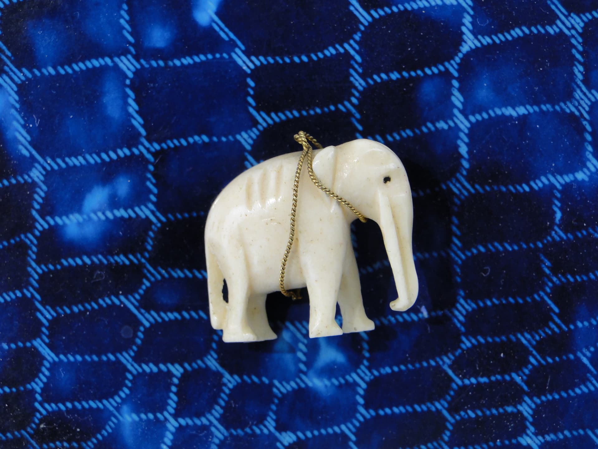 Colonial Elephant Pendant, beige bone, gold-plated wire, India/United Kingdom, 19th c. - 333230