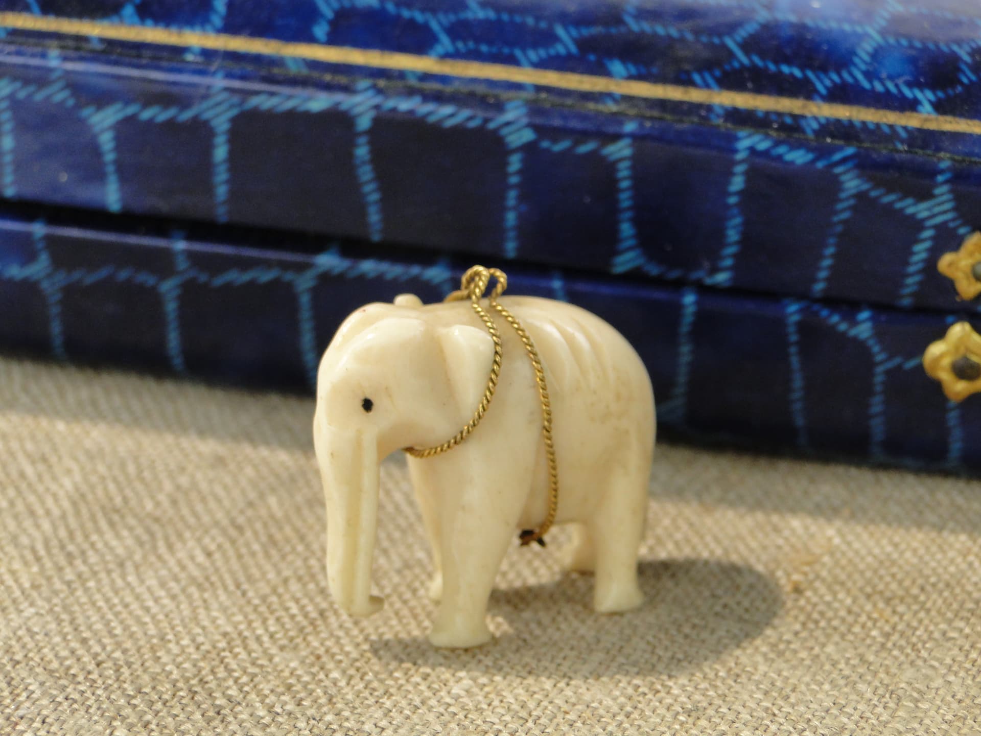 Colonial Elephant Pendant, beige bone, gold-plated wire, India/United Kingdom, 19th c. - 333227