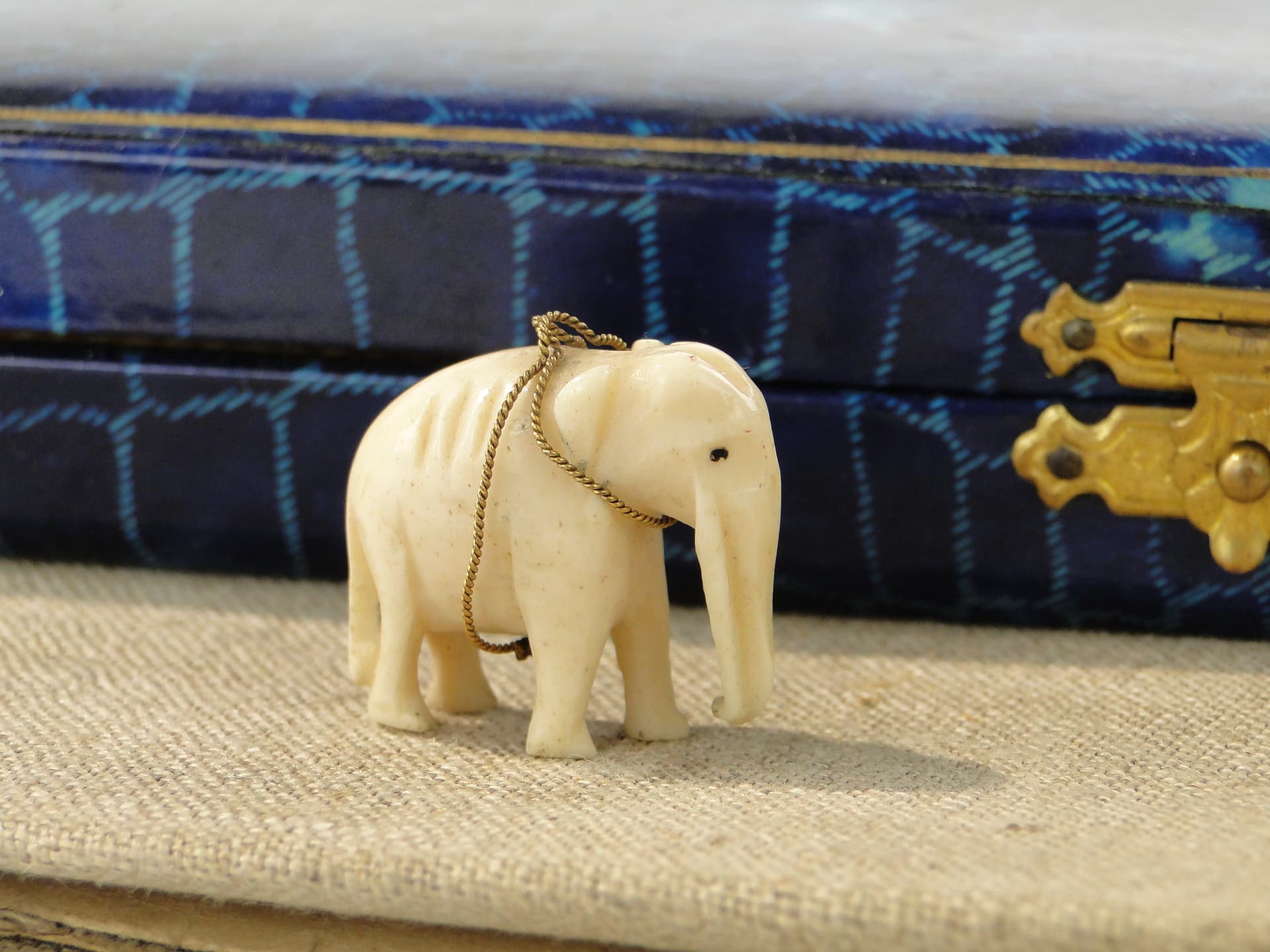 Colonial Elephant Pendant, beige bone, gold-plated wire, India/United Kingdom, 19th c. - 333231