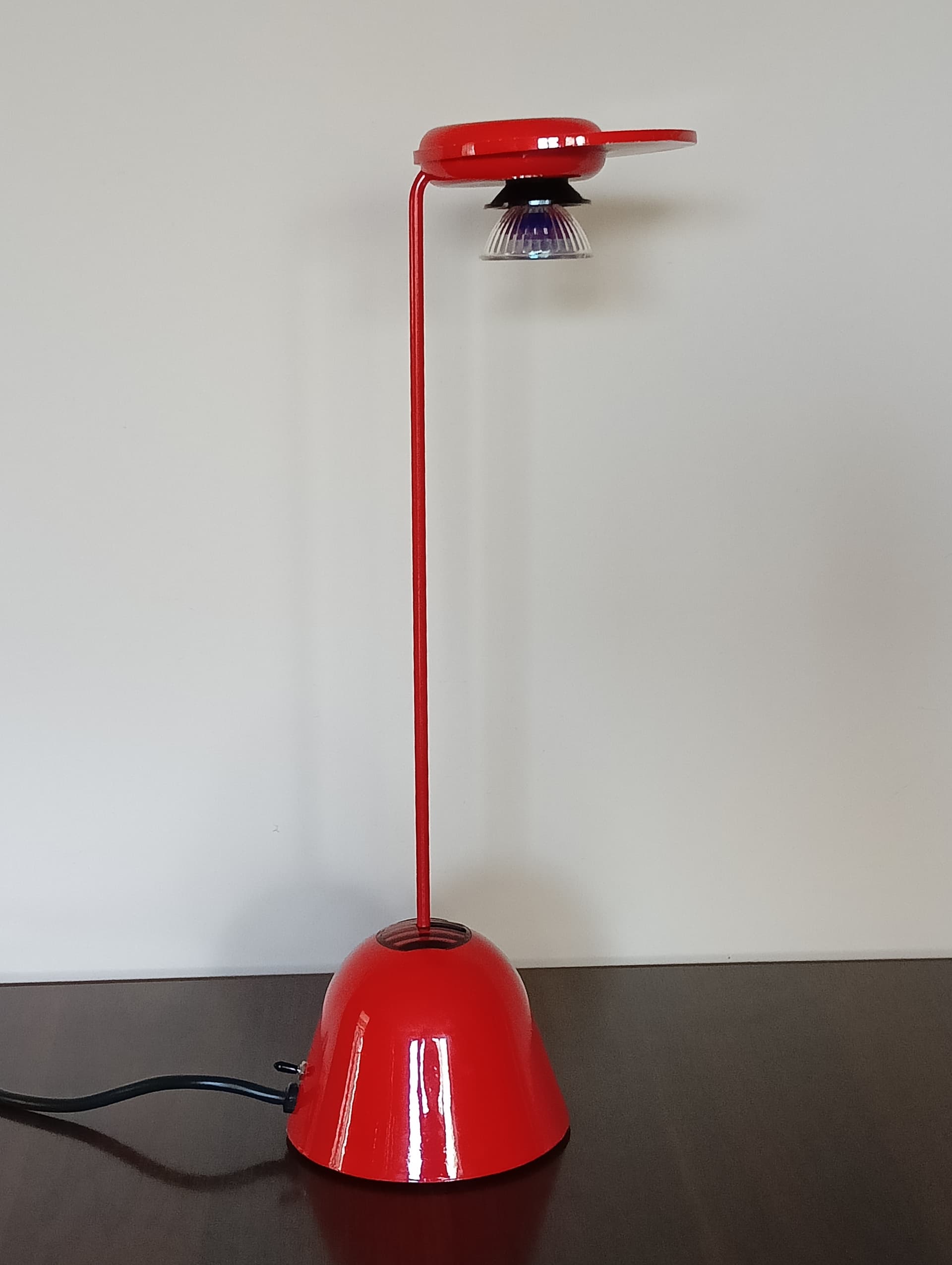 Table lamp, red metal, Italy, 1980s. - 333633