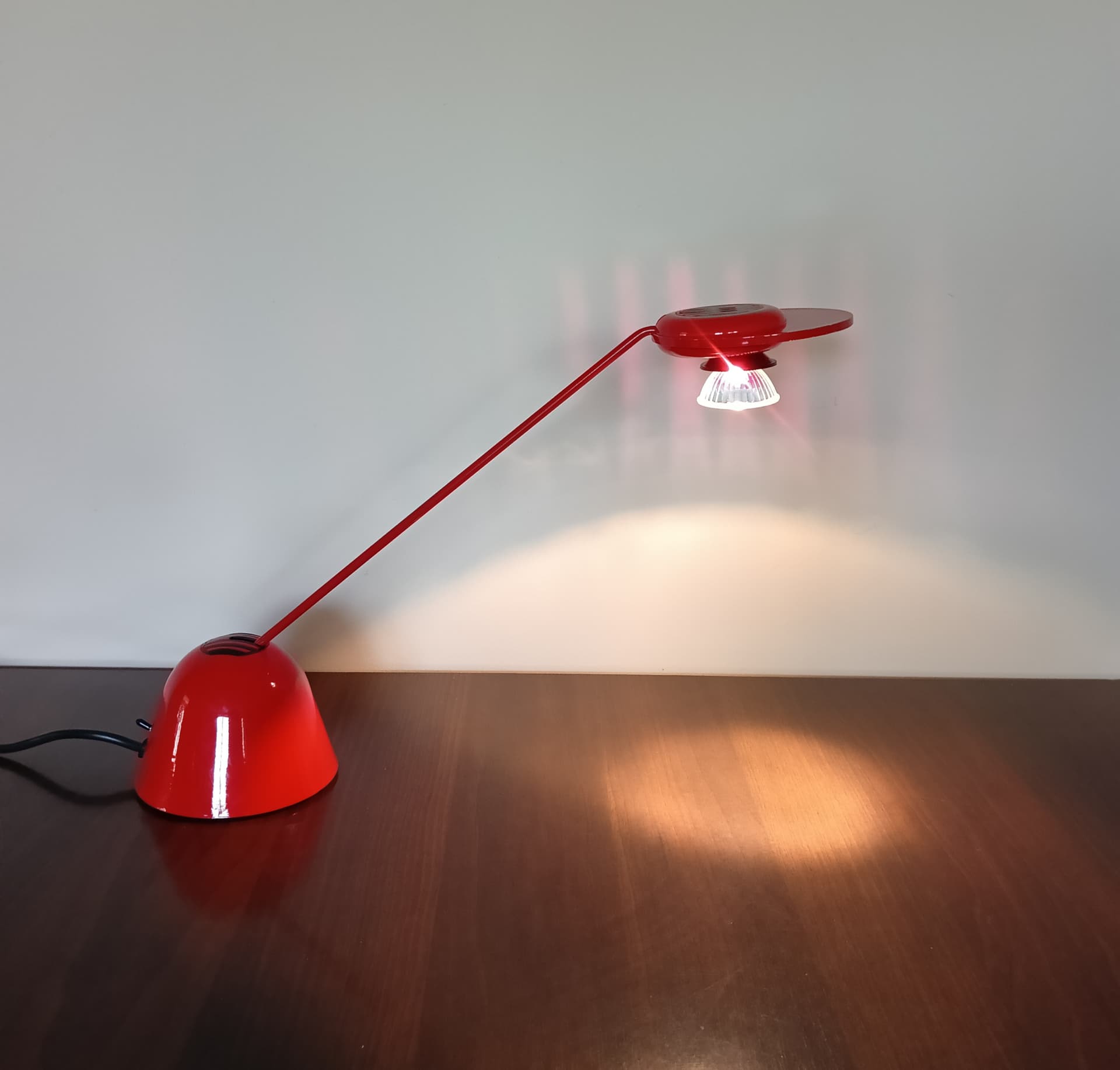 Table lamp, red metal, Italy, 1980s. - 333636