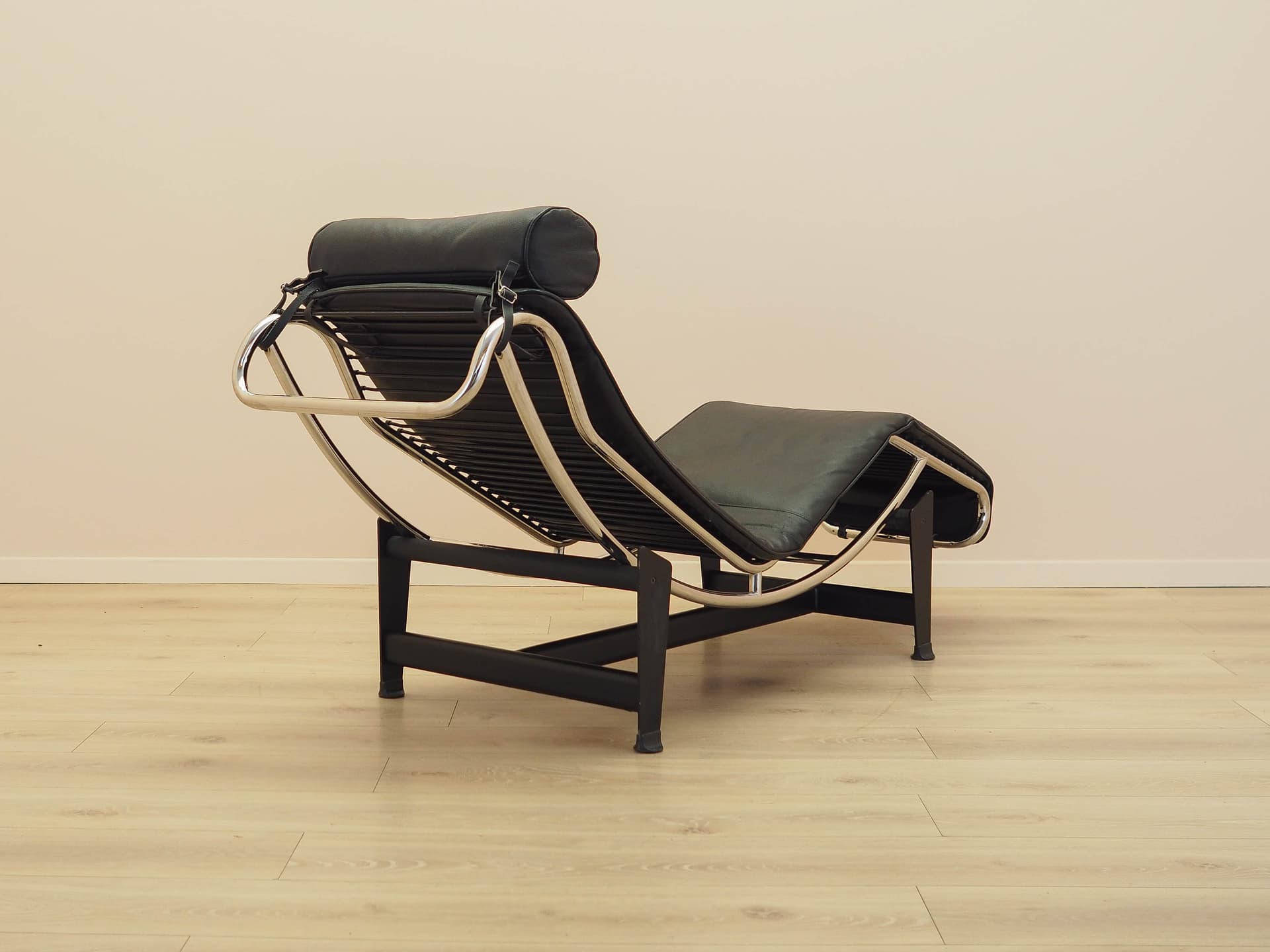 Chaise longue LC4, black leather, chrome metal, Italy, 1980s. - 333746