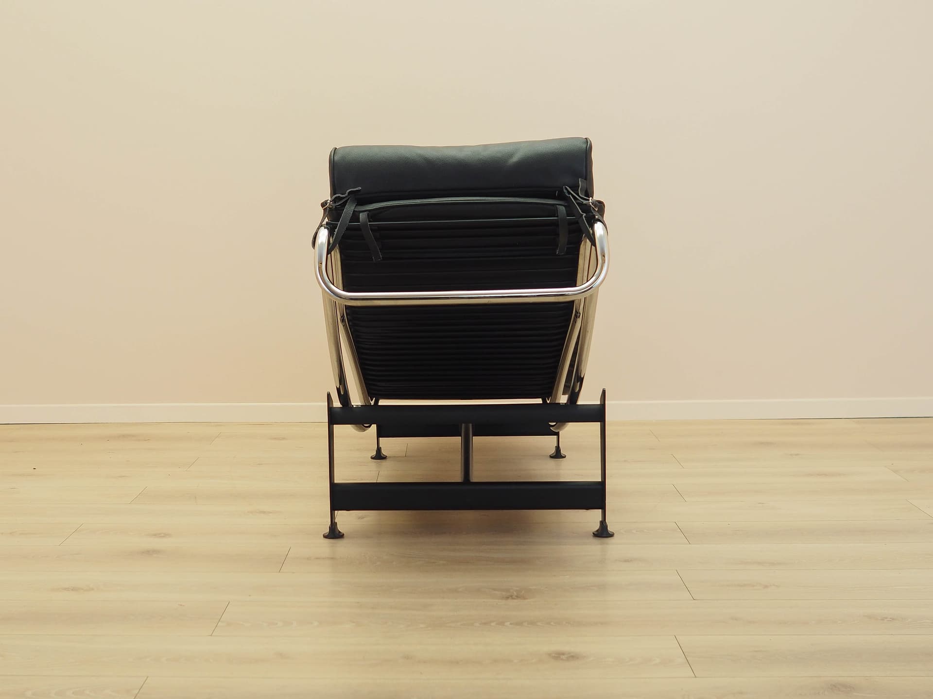 Chaise longue LC4, black leather, chrome metal, Italy, 1980s. - 333745