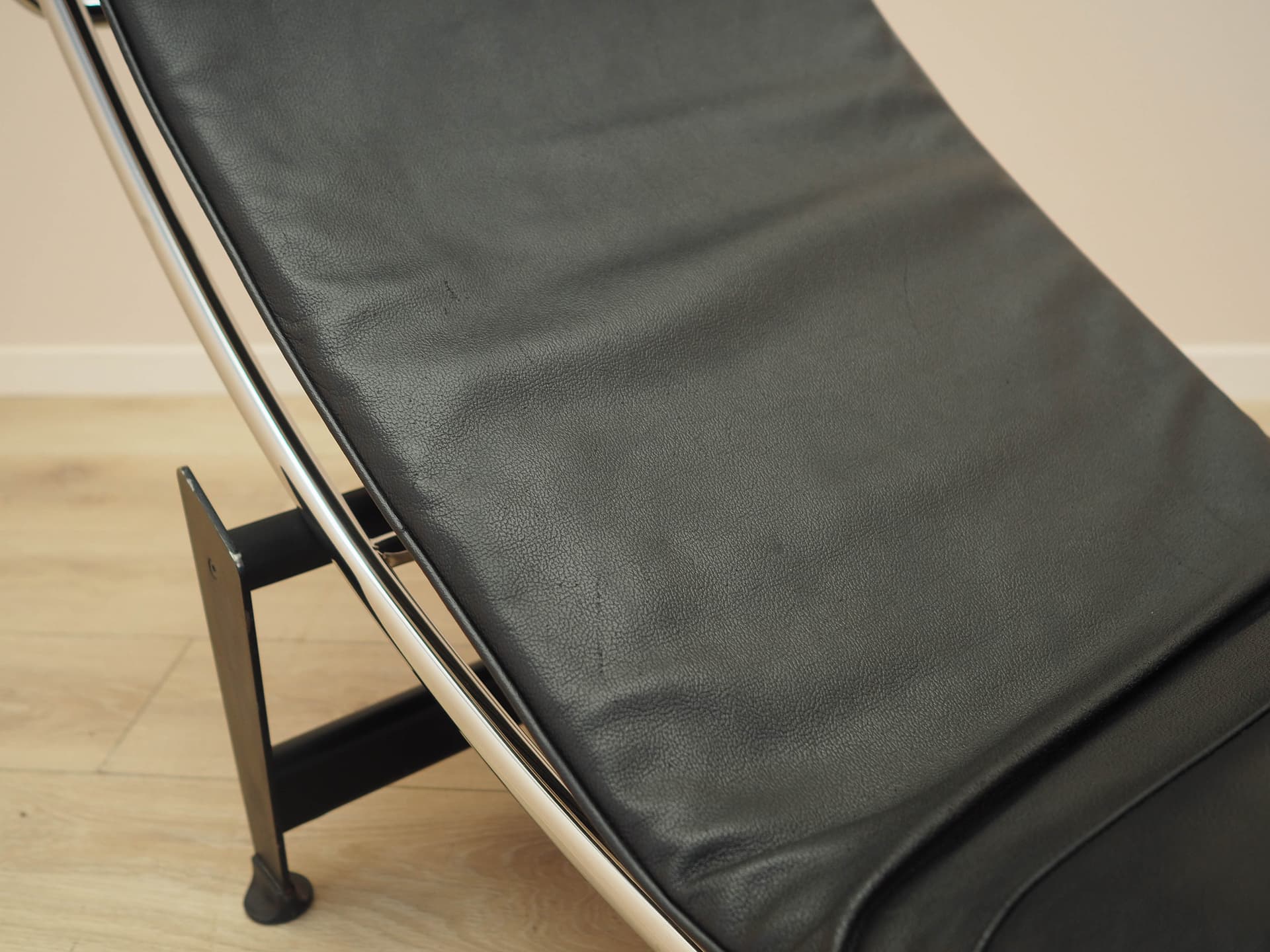 Chaise longue LC4, black leather, chrome metal, Italy, 1980s. - 333750