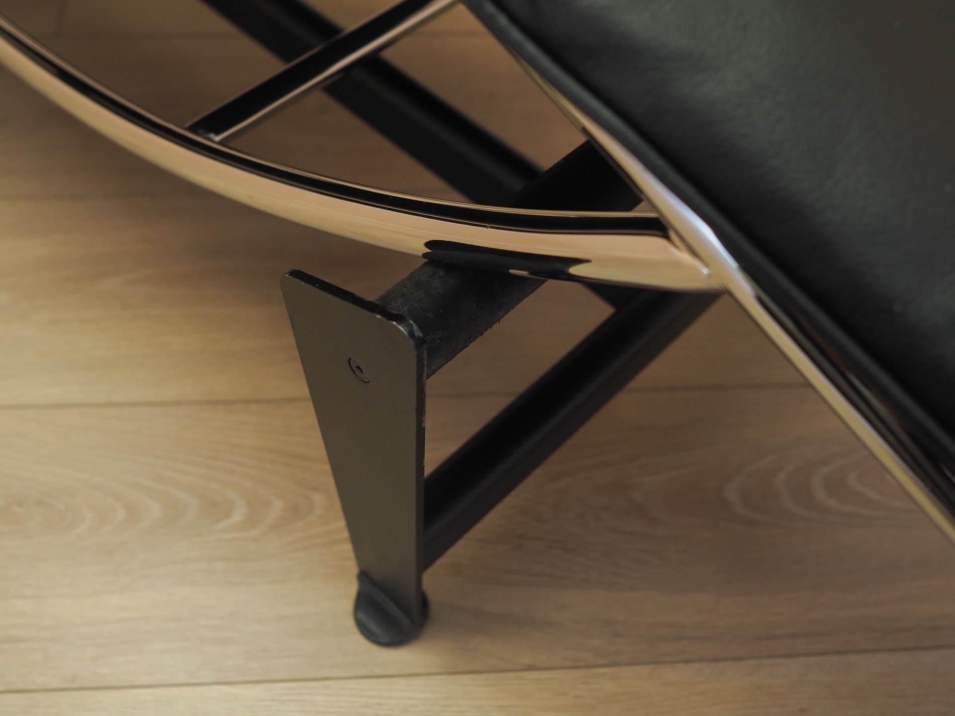 Chaise longue LC4, black leather, chrome metal, Italy, 1980s. - 333748