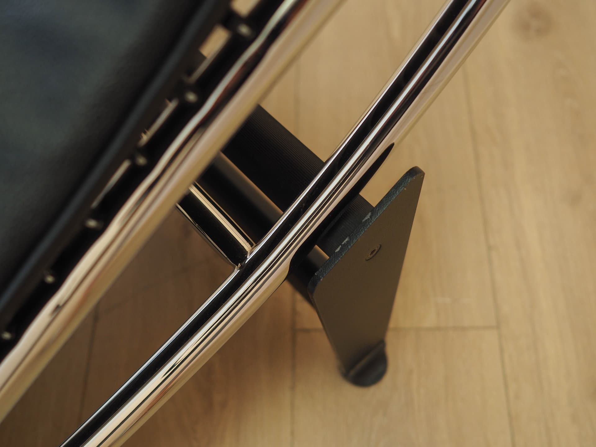 Chaise longue LC4, black leather, chrome metal, Italy, 1980s. - 333753