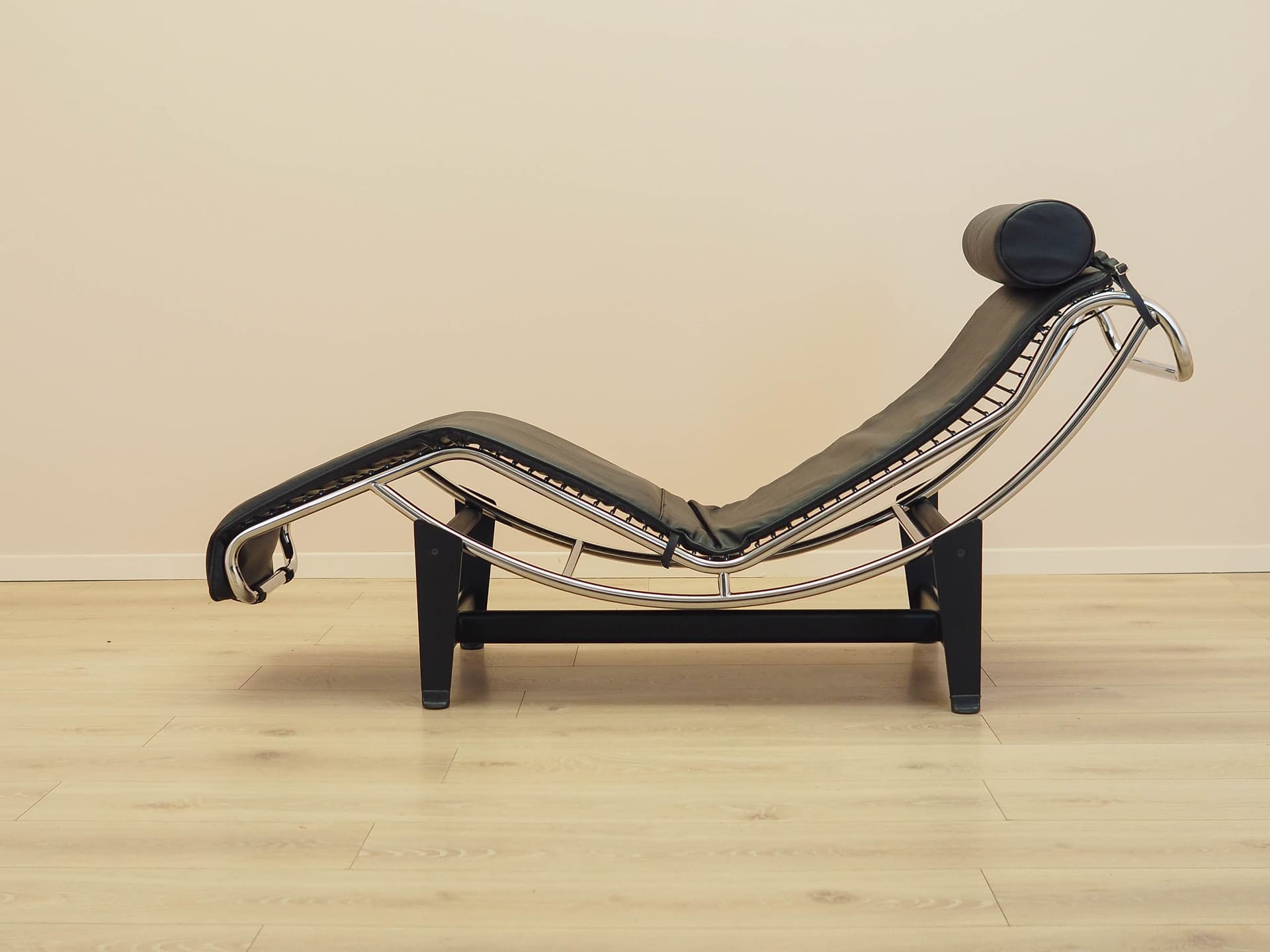 Chaise longue LC4, black leather, chrome metal, Italy, 1980s. - 333744