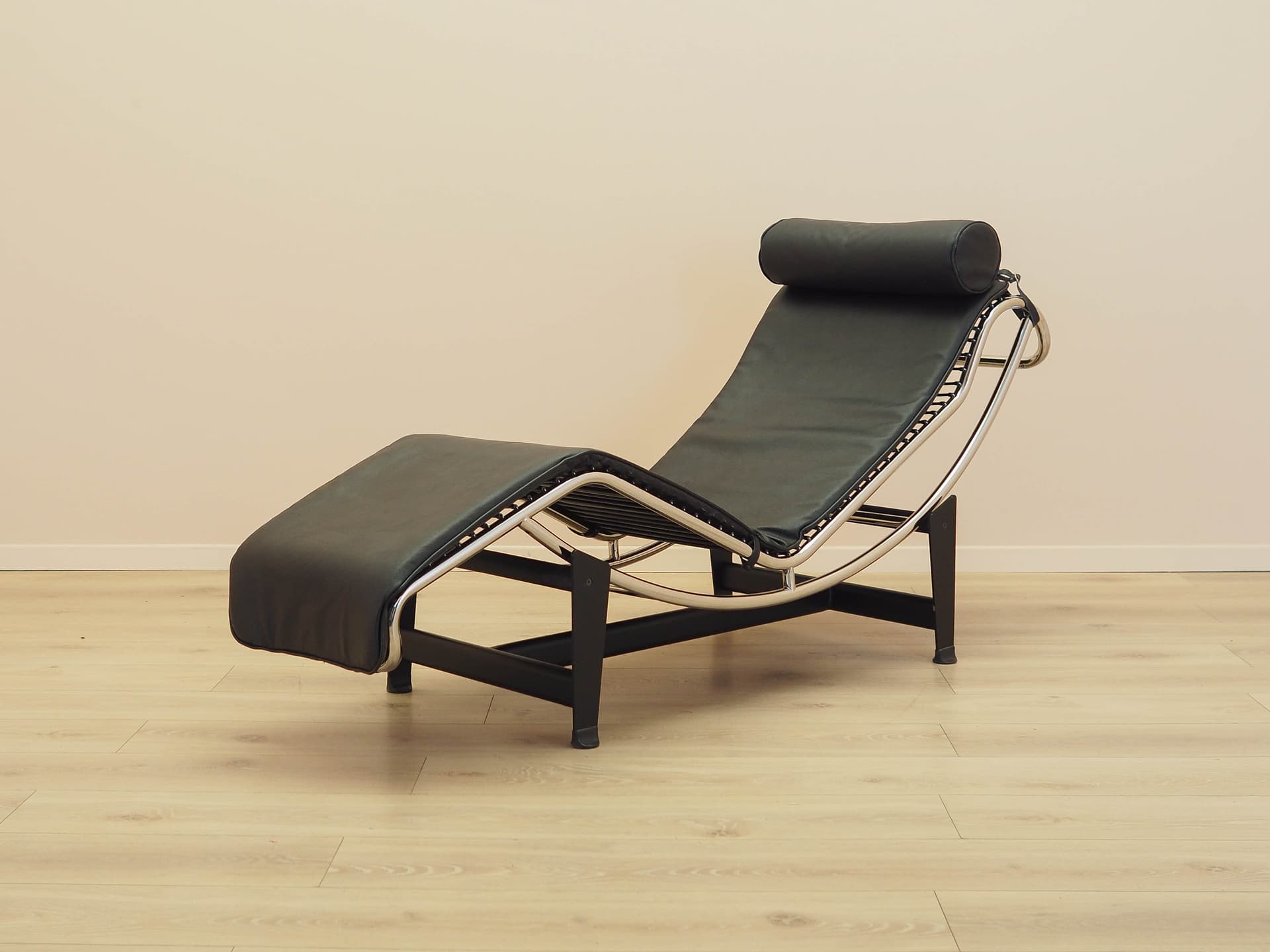 Chaise longue LC4, black leather, chrome metal, Italy, 1980s. - 333743